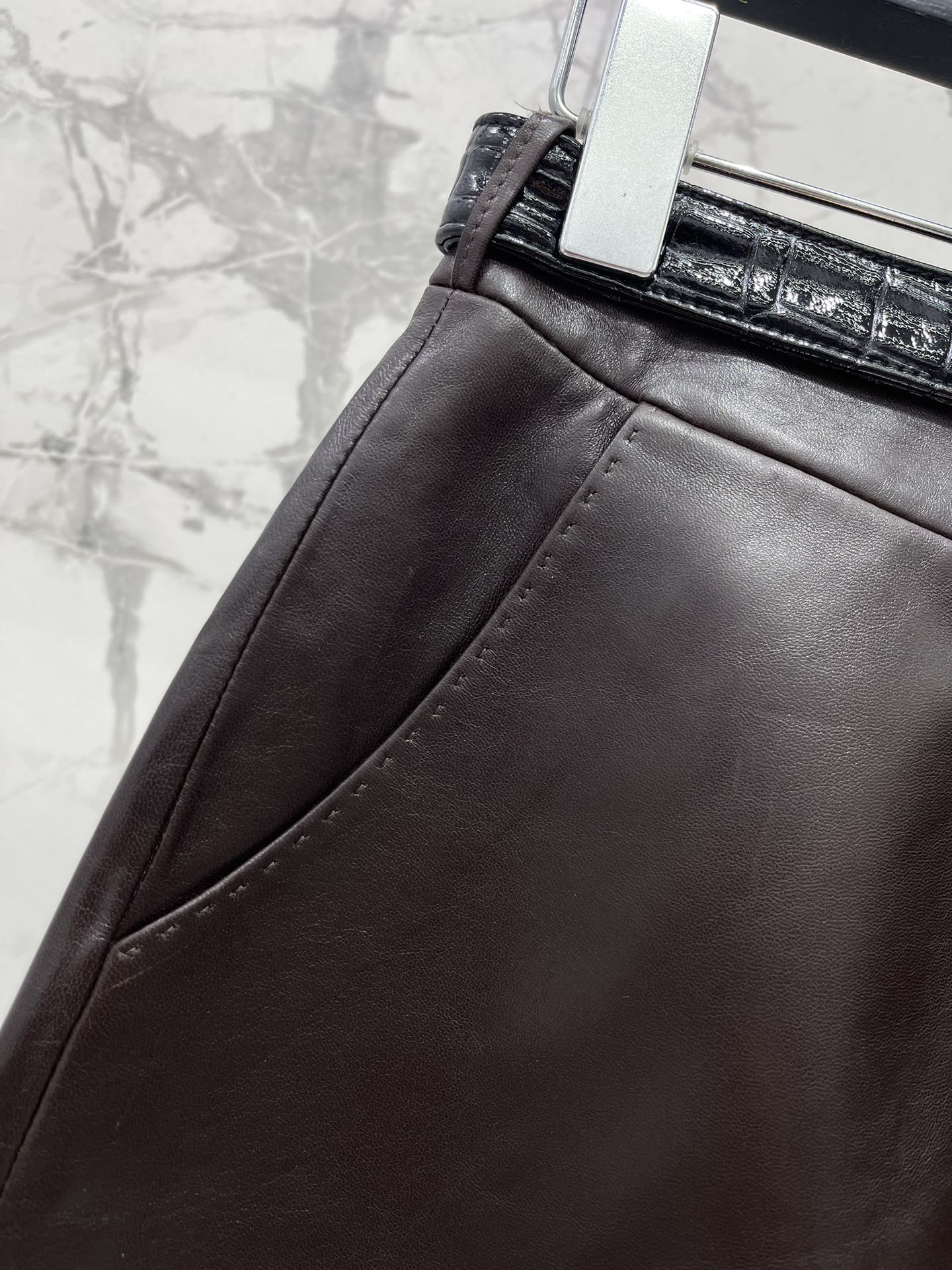 𝗦𝗔𝗜𝗡𝗧 𝗟𝗔𝗨𝗥𝗘𝗡* 圣罗家手工珠边皮裙腰带搭配💃 这款皮裙的设计简直让人眼前一亮，手工珠边的设计