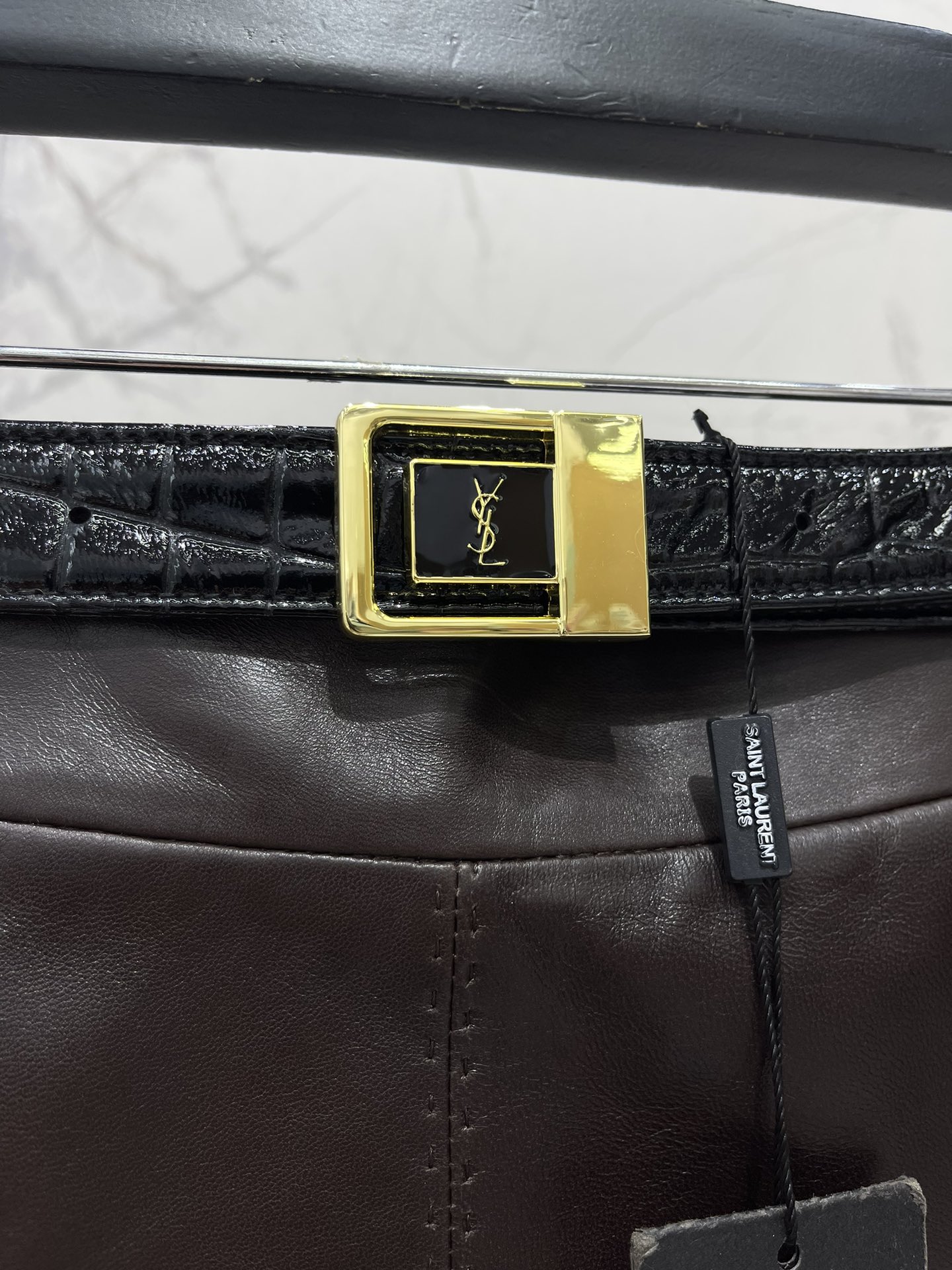 𝗦𝗔𝗜𝗡𝗧 𝗟𝗔𝗨𝗥𝗘𝗡* 圣罗家手工珠边皮裙腰带搭配💃 这款皮裙的设计简直让人眼前一亮，手工珠边的设计