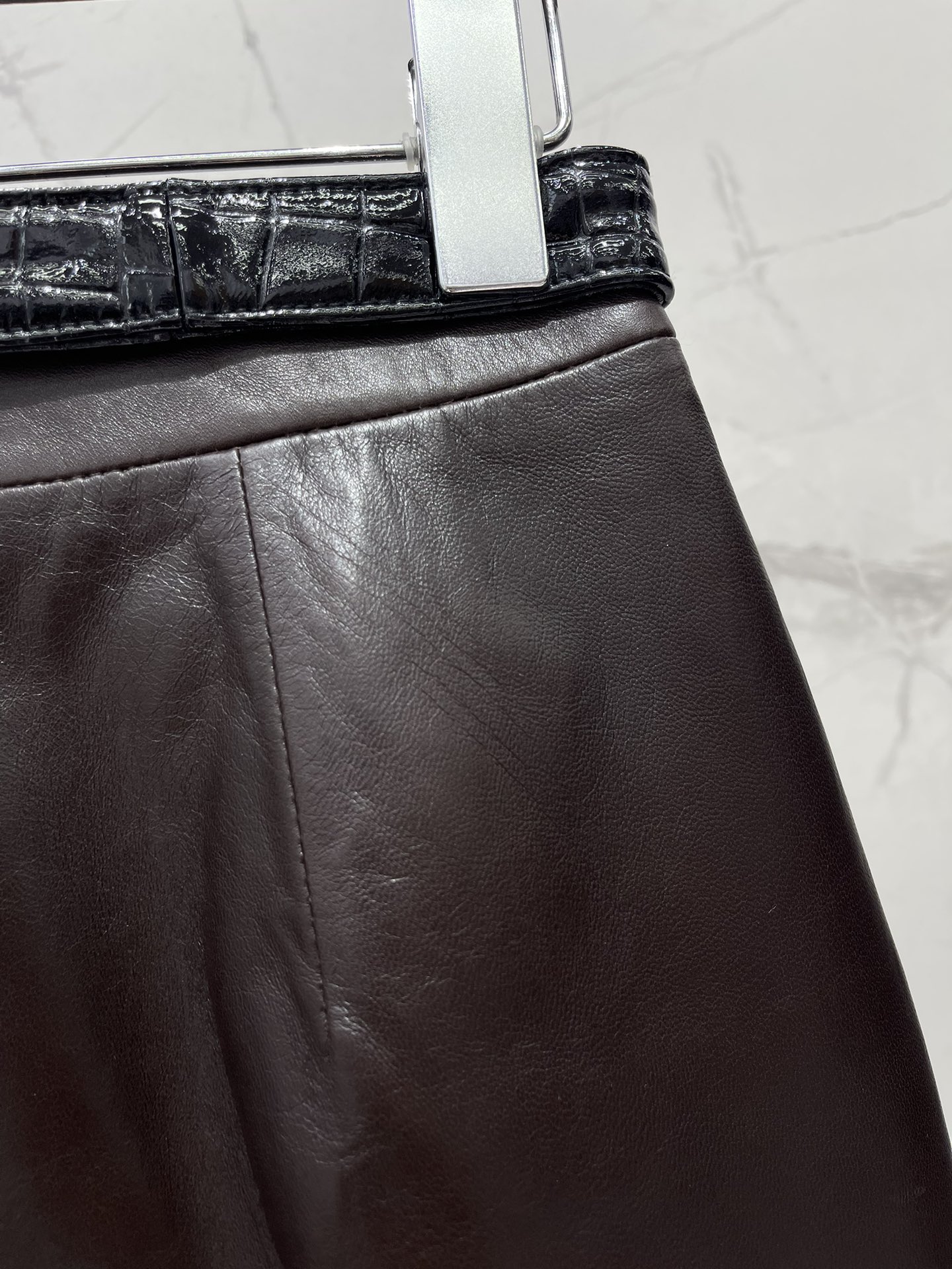 𝗦𝗔𝗜𝗡𝗧 𝗟𝗔𝗨𝗥𝗘𝗡* 圣罗家手工珠边皮裙腰带搭配💃 这款皮裙的设计简直让人眼前一亮，手工珠边的设计