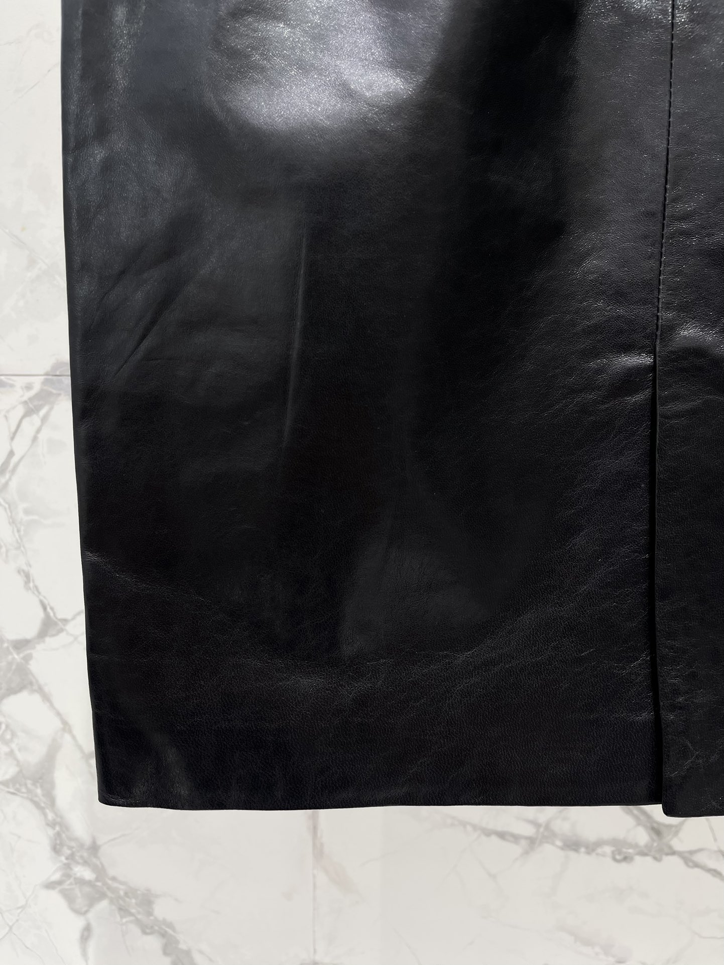 𝗦𝗔𝗜𝗡𝗧 𝗟𝗔𝗨𝗥𝗘𝗡* 圣罗家手工珠边皮裙腰带搭配💃 这款皮裙的设计简直让人眼前一亮，手工珠边的设计