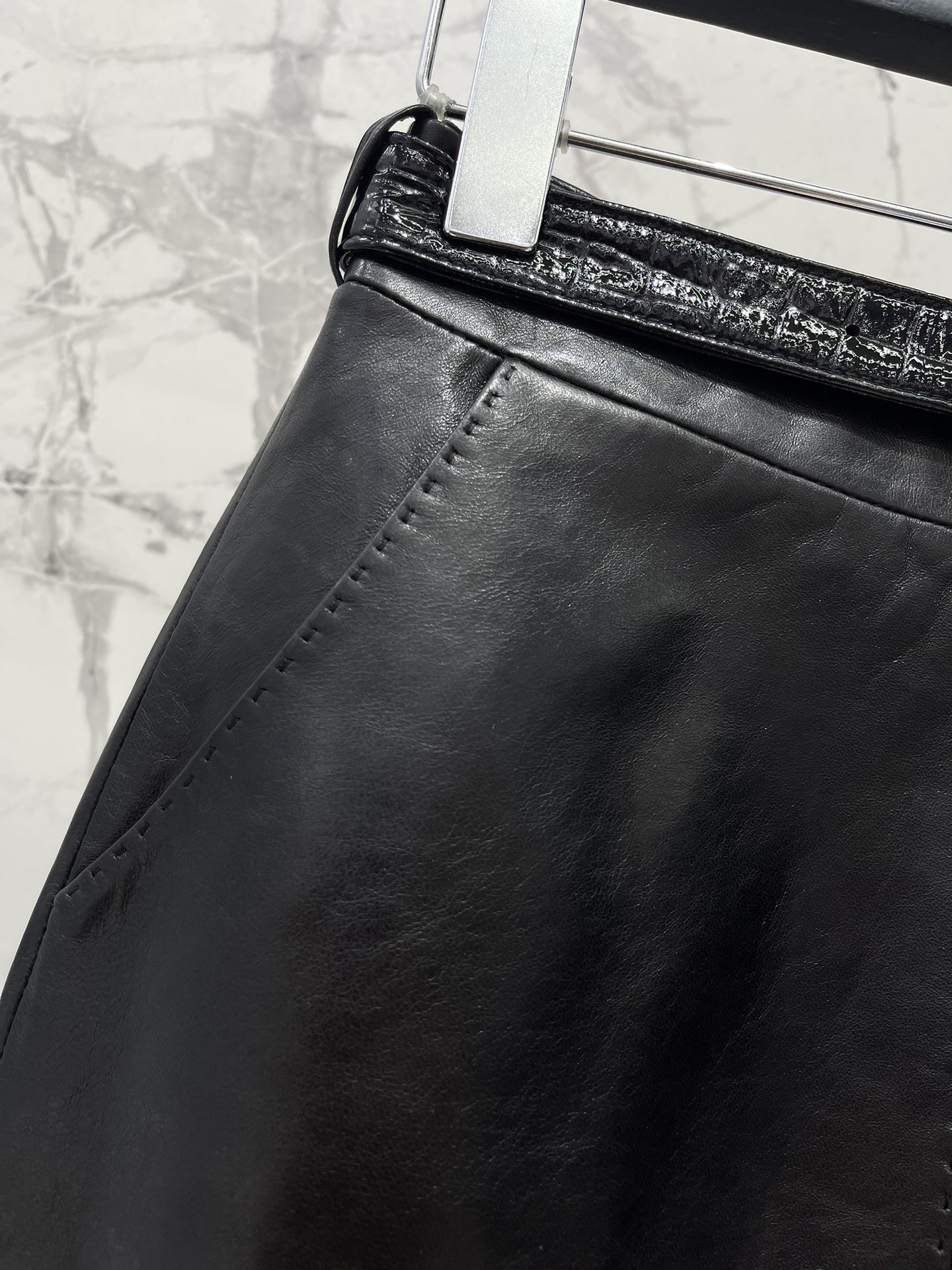 𝗦𝗔𝗜𝗡𝗧 𝗟𝗔𝗨𝗥𝗘𝗡* 圣罗家手工珠边皮裙腰带搭配💃 这款皮裙的设计简直让人眼前一亮，手工珠边的设计