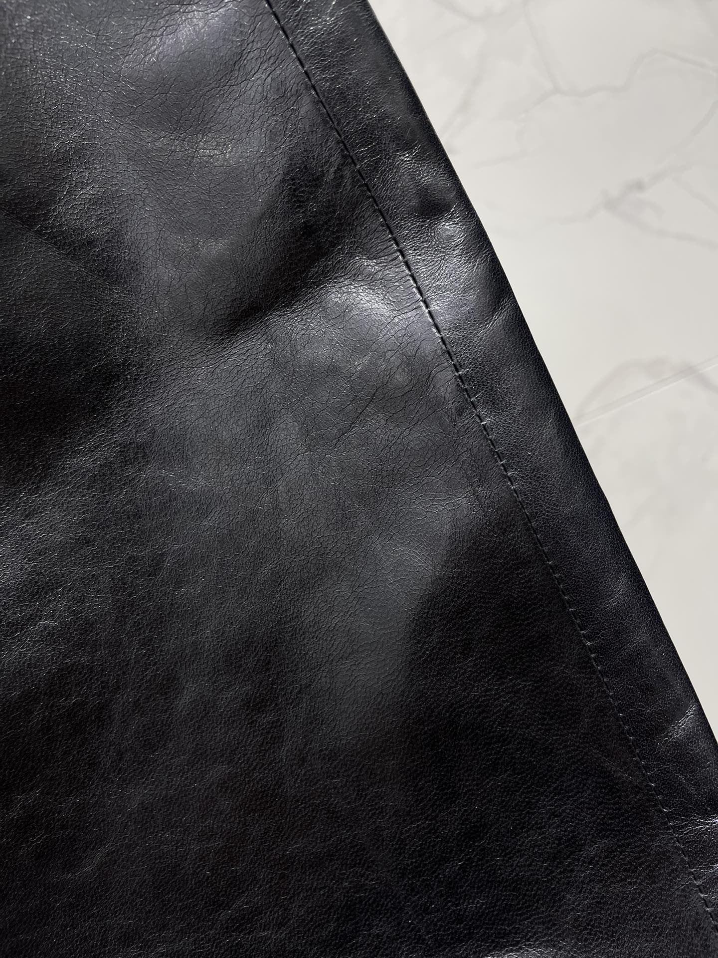 𝗦𝗔𝗜𝗡𝗧 𝗟𝗔𝗨𝗥𝗘𝗡* 圣罗家手工珠边皮裙腰带搭配💃 这款皮裙的设计简直让人眼前一亮，手工珠边的设计