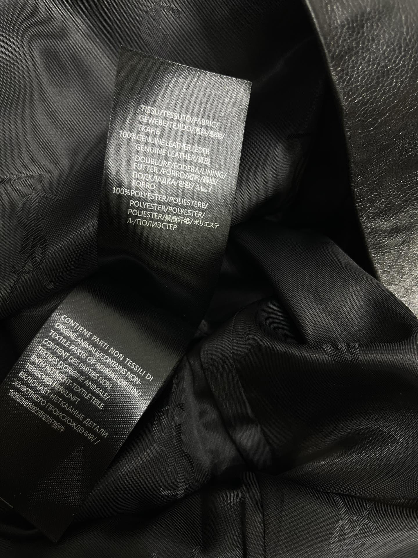 𝗦𝗔𝗜𝗡𝗧 𝗟𝗔𝗨𝗥𝗘𝗡* 圣罗家手工珠边皮裙腰带搭配💃 这款皮裙的设计简直让人眼前一亮，手工珠边的设计