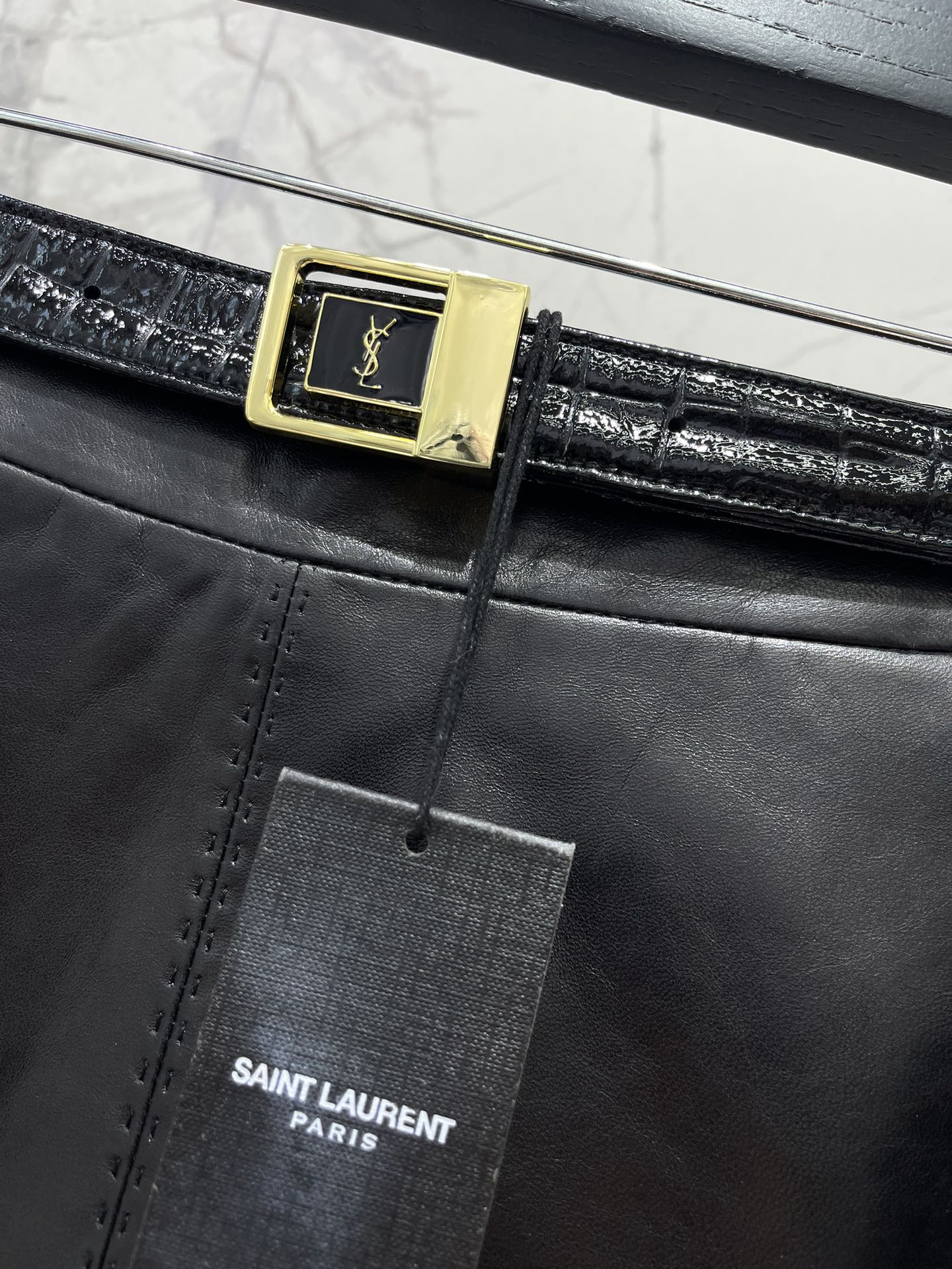 𝗦𝗔𝗜𝗡𝗧 𝗟𝗔𝗨𝗥𝗘𝗡* 圣罗家手工珠边皮裙腰带搭配💃 这款皮裙的设计简直让人眼前一亮，手工珠边的设计