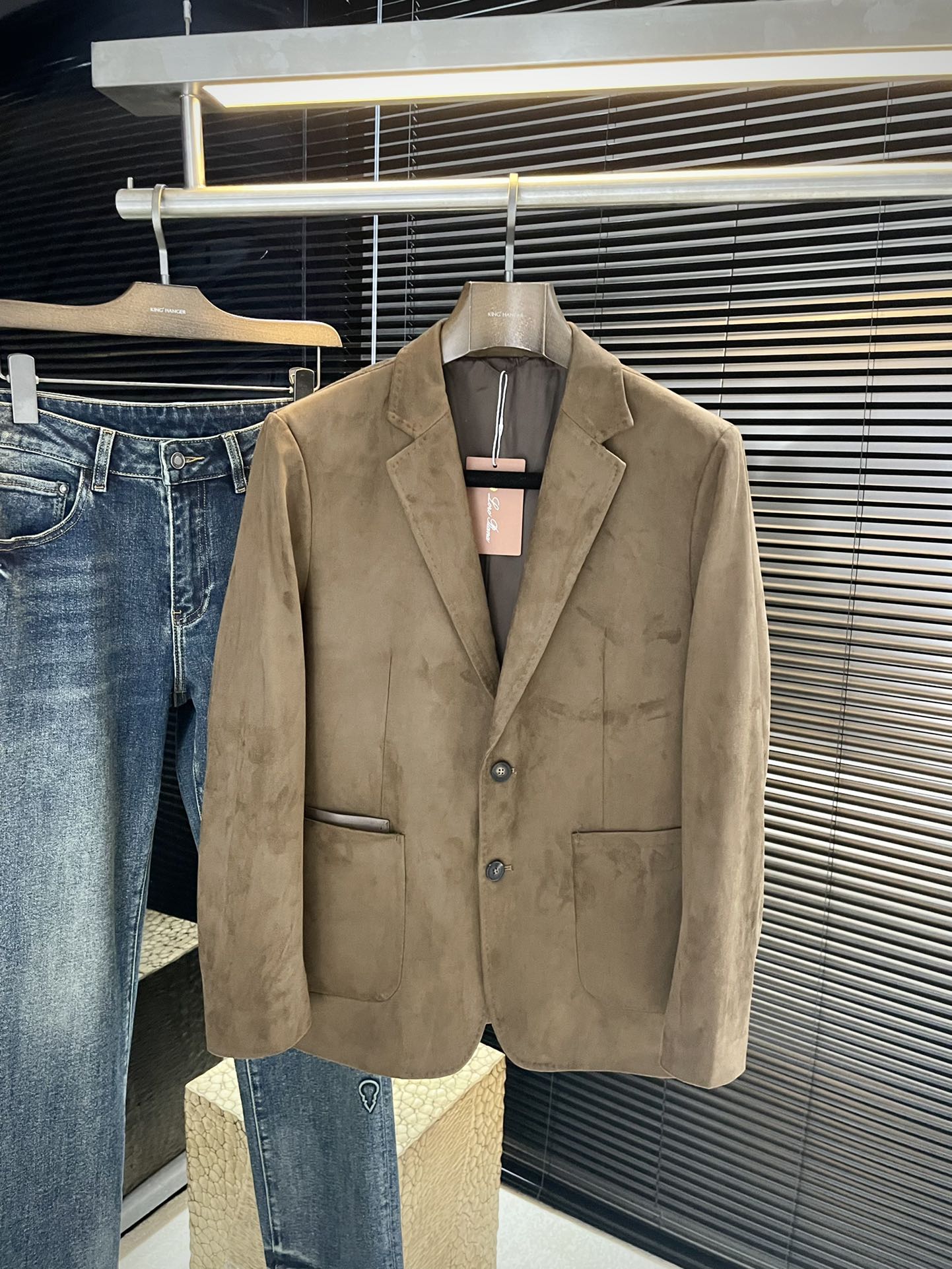 NO:517916,P LP (Nuoyou Pianya) 2025 autumn new suit jacket. Fashionable and casual, imported deer leather fabric with a light luster, soft and smooth texture. Perfect tailoring, comfortable and stylish, shaping and stylish. I can't describe the feel. Handsome and capable design. The style is a slim style. The wear is super rigorous and the lock edge details are all very rigorous and exquisite. Absolutely first-line OEM requirements!  Very fashionable casual suit worth owning!  Size M-3XL, loro piana, jackets & coats,business suit,alexander wang19860909P  LP（诺悠翩雅）2025秋季新品西装外套.时尚商务休闲,进口鹿皮绒面料 淡淡光泽 柔软顺滑 质感细腻.完美剪裁合体贴身 舒适 塑形有型.手感我无法言喻 帅气干练设计 版型属于修身款式 穿着超赞 锁边细节 都非常严谨考究 绝对一线代工要求！非常时尚休闲便装西服 值得拥有！尺码 M-3XL,,loro piana,jackets & coats,business suit,alexander wang,Men's clothing