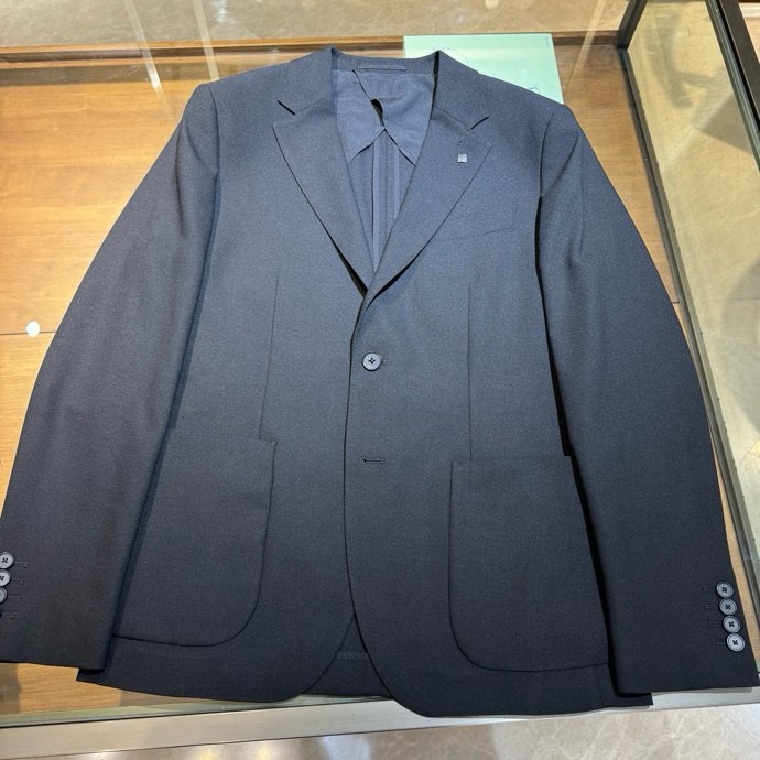 NO:515078,New, GV Jifanxi collar metal small logo details suit casual jacket. Clothing technology-based blended polyester fiber fabric, the fabric is very textured and comfortable to wear, versatile style. Color: black. Size: S-M-L-XL-XXL.,, jackets & coats, business suit, alexander wang19860909上新,GV己凡希领子金属小标识细节西装休闲外套.订织科技感混纺聚酯纤维面料,面料质感很好穿着舒适,百搭款式.颜色:黑色.尺码:S-M-L-XL-XXL.,,jackets & coats,business suit,alexander wang,Men's clothing