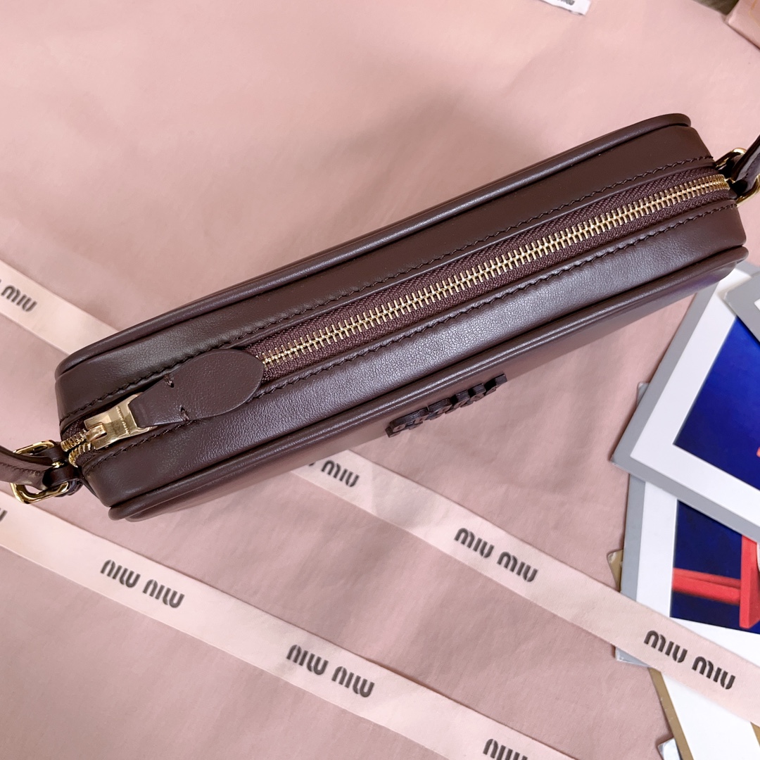 P580 5NE024: Miu M新品限量款麻将包,采用高品质进口小牛皮,双拼色更显复古时髦,风格简约时尚,为日常衣橱增添百搭之选,以挺括皮革设计体现品牌的年轻叛逆精神,可调节可拆卸皮革肩带,正面标志性皮革雕刻徽标,棉质缎面衬里,性价比超高
尺寸:20 X10 X 4 cm,