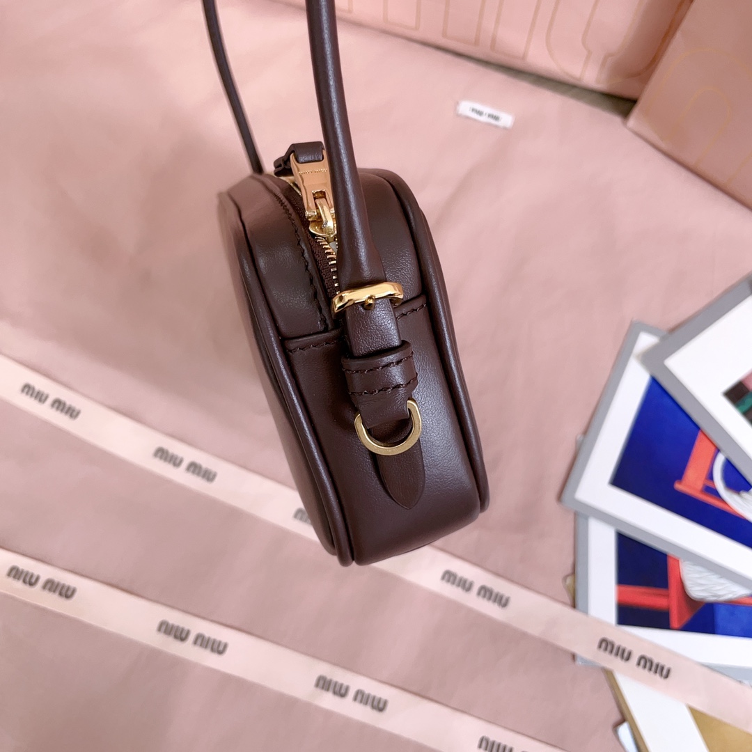 P580 5NE024: Miu M新品限量款麻将包,采用高品质进口小牛皮,双拼色更显复古时髦,风格简约时尚,为日常衣橱增添百搭之选,以挺括皮革设计体现品牌的年轻叛逆精神,可调节可拆卸皮革肩带,正面标志性皮革雕刻徽标,棉质缎面衬里,性价比超高
尺寸:20 X10 X 4 cm,