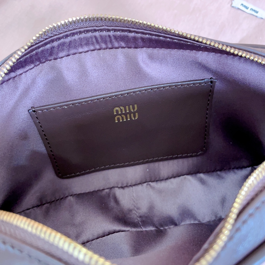 P580 5NE024: Miu M新品限量款麻将包,采用高品质进口小牛皮,双拼色更显复古时髦,风格简约时尚,为日常衣橱增添百搭之选,以挺括皮革设计体现品牌的年轻叛逆精神,可调节可拆卸皮革肩带,正面标志性皮革雕刻徽标,棉质缎面衬里,性价比超高
尺寸:20 X10 X 4 cm,