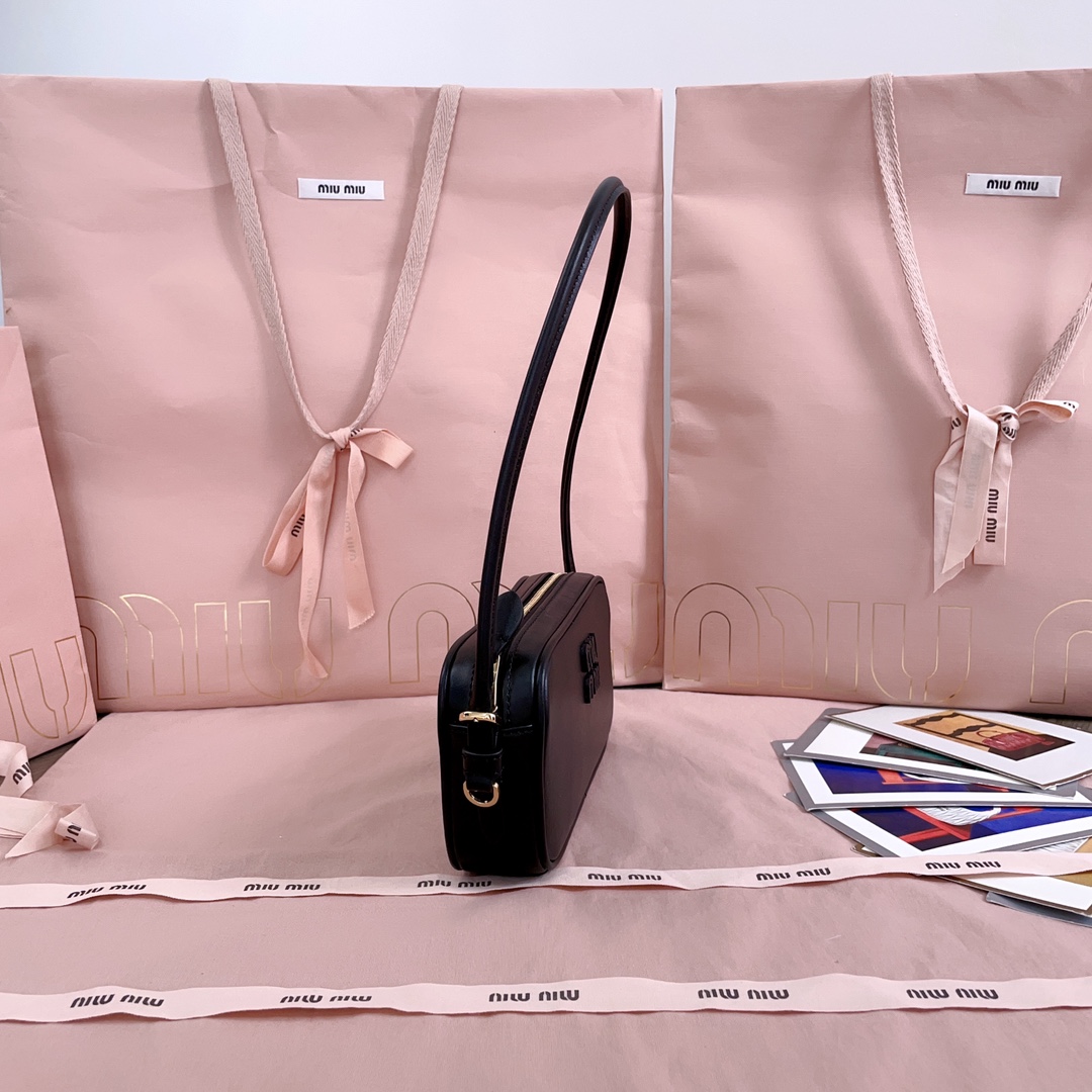 P580 5NE024: Miu M新品限量款麻将包，采用高品质进口小牛皮，双拼色更显复古时髦，风格简约时尚，为日常衣橱增添百搭之选，以挺括皮革设计体现品牌的年轻叛逆精神，可调节可拆卸皮革肩带，正面标志性皮革雕刻徽标，棉质缎面衬里，性价比超高
尺寸：20 X10 X 4 cm，