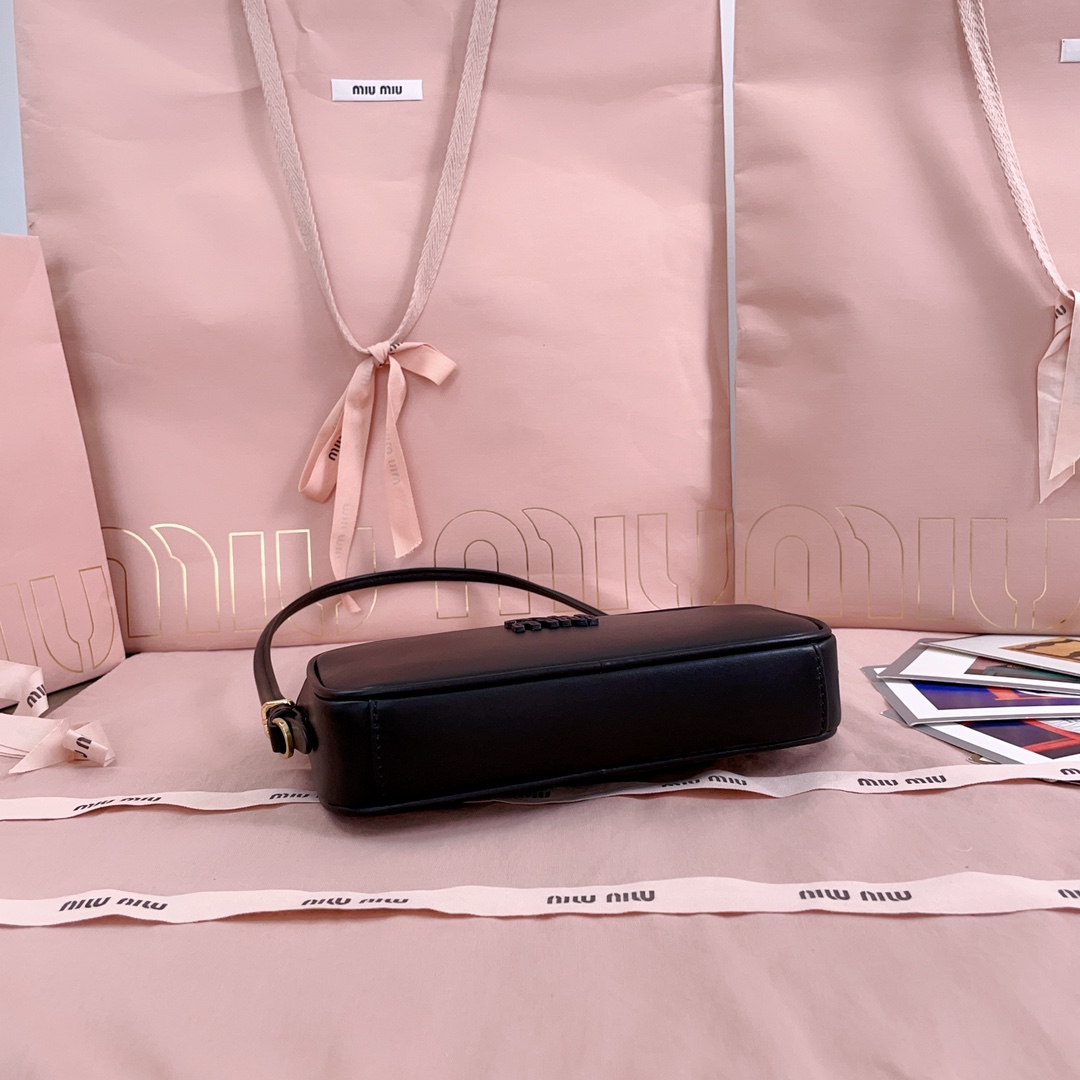P580 5NE024: Miu M新品限量款麻将包，采用高品质进口小牛皮，双拼色更显复古时髦，风格简约时尚，为日常衣橱增添百搭之选，以挺括皮革设计体现品牌的年轻叛逆精神，可调节可拆卸皮革肩带，正面标志性皮革雕刻徽标，棉质缎面衬里，性价比超高
尺寸：20 X10 X 4 cm，