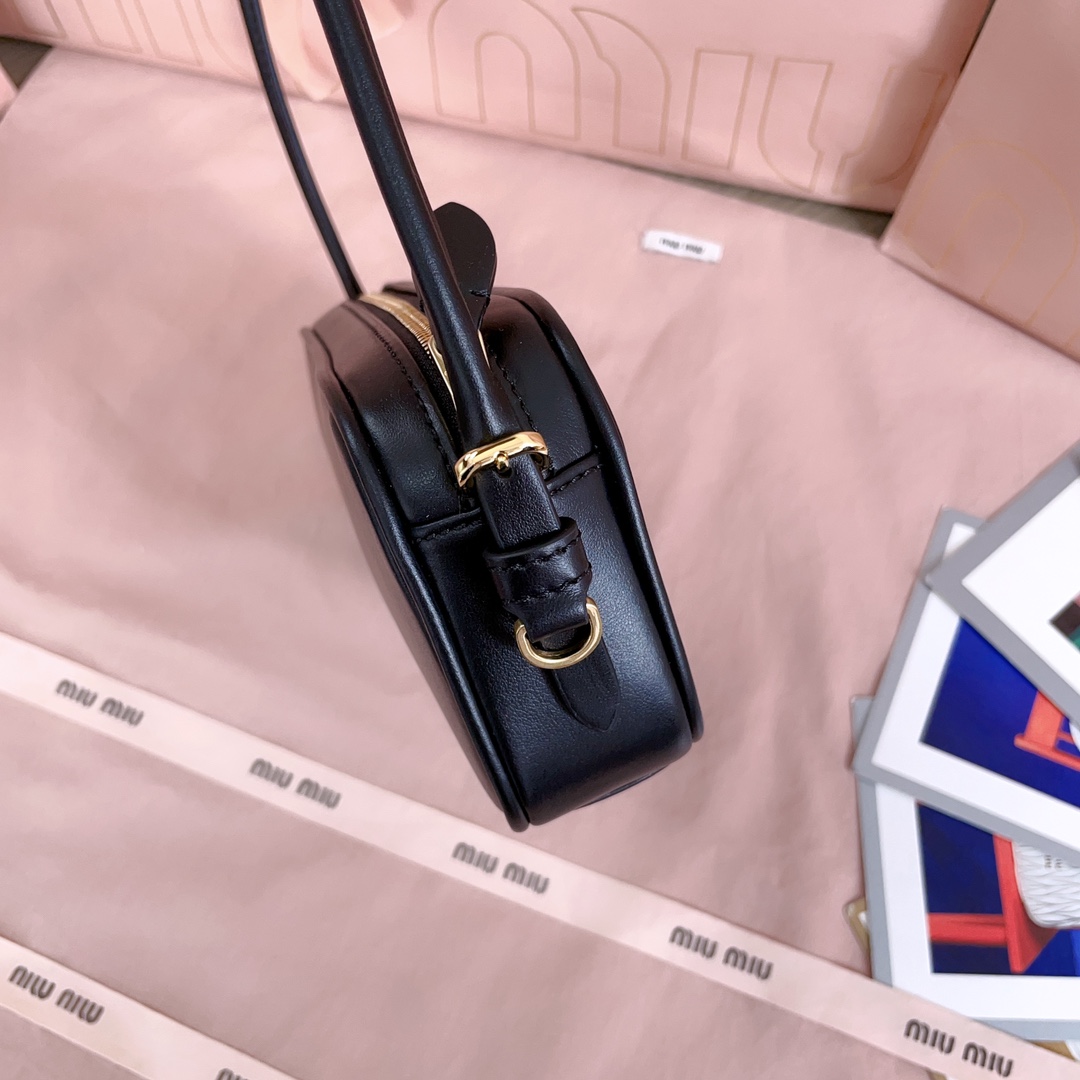 P580 5NE024: Miu M新品限量款麻将包，采用高品质进口小牛皮，双拼色更显复古时髦，风格简约时尚，为日常衣橱增添百搭之选，以挺括皮革设计体现品牌的年轻叛逆精神，可调节可拆卸皮革肩带，正面标志性皮革雕刻徽标，棉质缎面衬里，性价比超高
尺寸：20 X10 X 4 cm，