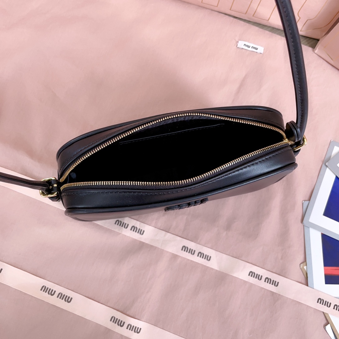 P580 5NE024: Miu M新品限量款麻将包，采用高品质进口小牛皮，双拼色更显复古时髦，风格简约时尚，为日常衣橱增添百搭之选，以挺括皮革设计体现品牌的年轻叛逆精神，可调节可拆卸皮革肩带，正面标志性皮革雕刻徽标，棉质缎面衬里，性价比超高
尺寸：20 X10 X 4 cm，