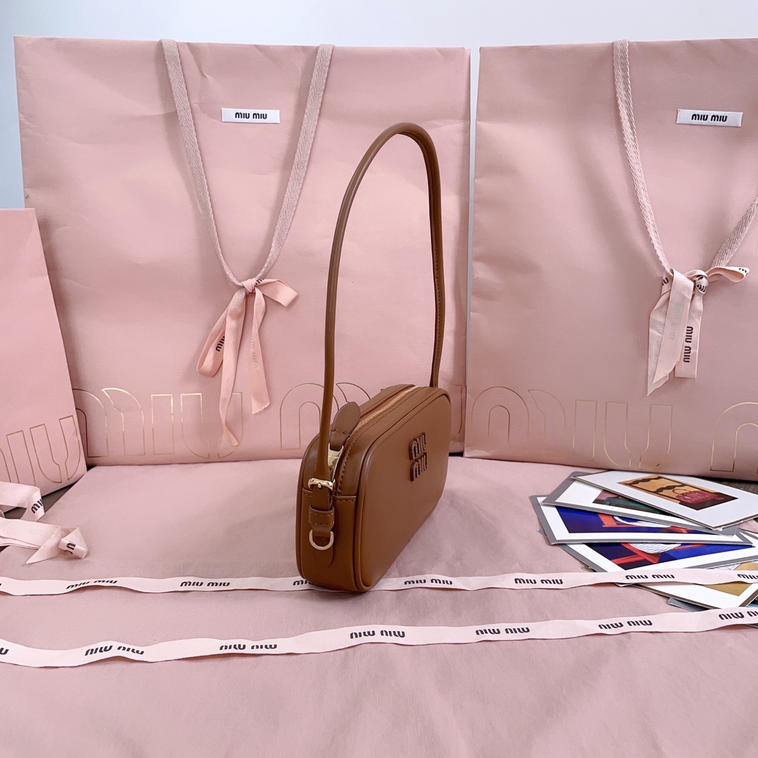 P580 5NE024: Miu M新品限量款麻将包，采用高品质进口小牛皮，双拼色更显复古时髦，风格简约时尚，为日常衣橱增添百搭之选，以挺括皮革设计体现品牌的年轻叛逆精神，可调节可拆卸皮革肩带，正面标志性皮革雕刻徽标，棉质缎面衬里，性价比超高
尺寸：20 X10 X 4 cm，