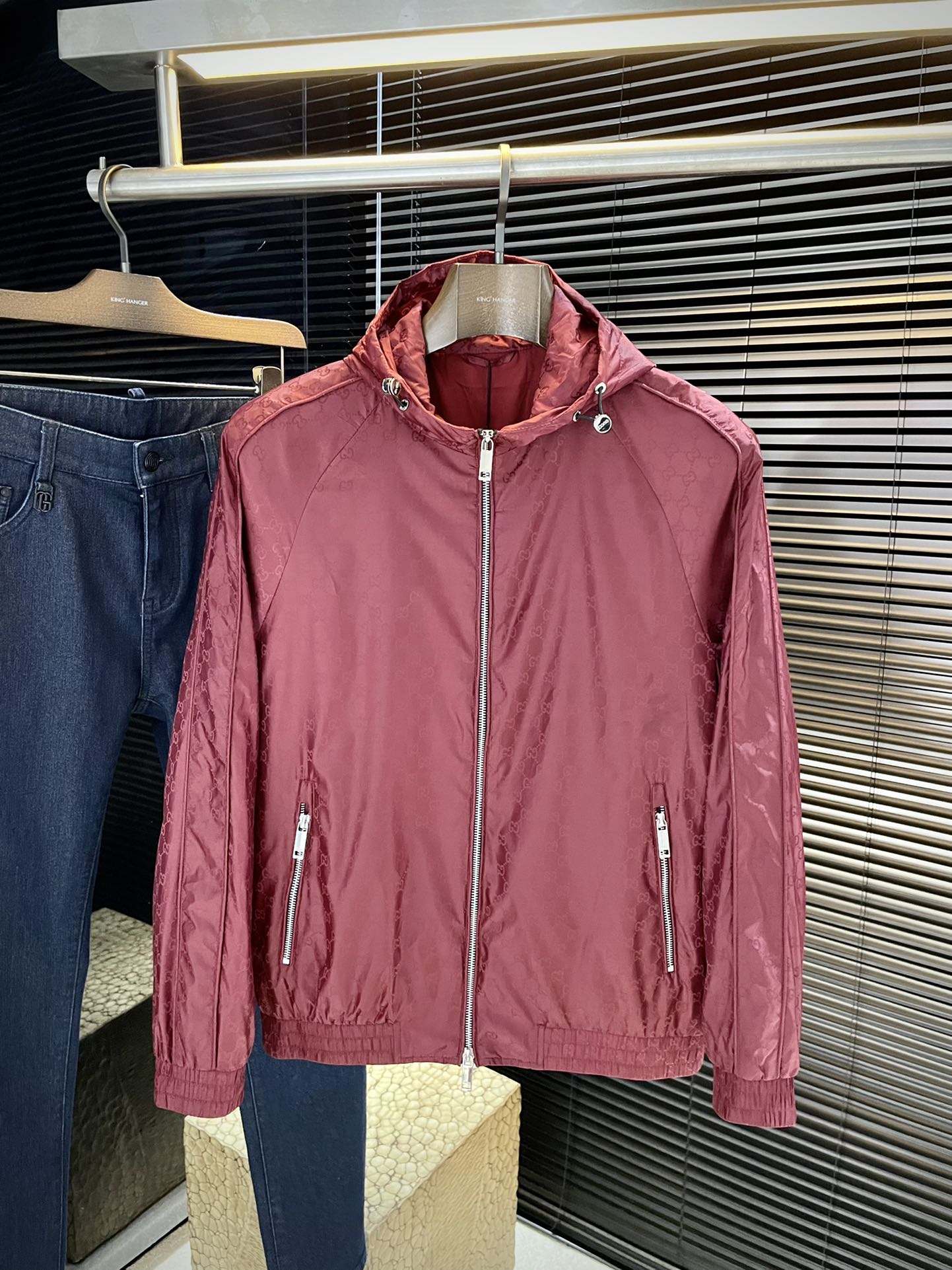 NO:517918,P Gucc (Gucc) major recommendation!  2025 autumn new products are released simultaneously on the official website. Simple and elegant jackets are imported original high-quality polyester fiber fabric. The sag and luster are definitely refreshing. The placket design makes it more youthful and energetic. The turning work is neat and flat. All hardware accessories are top-grade accessories with logos. It is obvious that they are high-end fabrics. This fabric is a good product from regular manufacturers. There is no picky place. This jacket is often worn and has strong practicality. Size 48-56,,gucci,gucci,jackets & coats,jackets & coats,alexander wang19860909P  Gucc（古驰）重磅推荐！2025秋季新品 官网同步发售 简约大方夹克 进口原版高品质聚酯纤维面料,垂度和光泽绝对是提气,门襟设计 更显青春活力,车工走线整齐平整,所有五金附料都是客供带logo顶级配件 一看就是高档的面料 这种面料都是定织的 正规大厂途径出来的好货,无任何有挑剔的地方 这样的一件外套属于常备常穿的,实用性很强.尺码 48-56,,gucci,gucci,jackets & coats,jackets & coats,alexander wang,Men's clothing