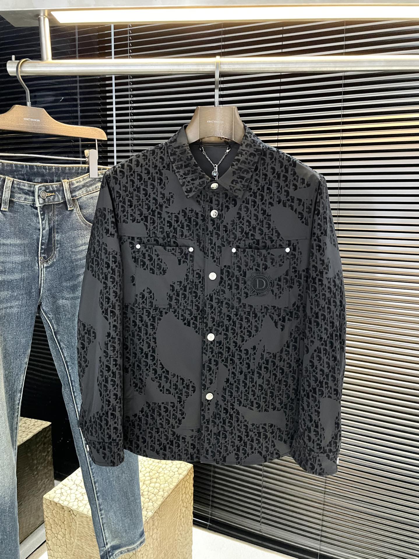 NO:514851,P Dio- (Dio) big recommendation!  2025 autumn new products are released simultaneously on the official website. Simple and elegant jackets are imported original high-quality polyester fiber fabric. The sag and luster are definitely refreshing. The placket design makes it more youthful and energetic. The turning work is neat and flat. All hardware accessories are top-grade accessories with logos. It is obvious that they are high-end fabrics. This fabric is a custom-woven product. It is a good product from regular manufacturers. There is no picky place. This jacket is often worn and has strong practicality. Size 48-56,,dior,dior,jackets & coats,jackets & coats,alexander wang19860909P  Dio-（迪奥）重磅推荐！2025秋季新品 官网同步发售 简约大方夹克 进口原版高品质聚酯纤维面料,垂度和光泽绝对是提气,门襟设计 更显青春活力,车工走线整齐平整,所有五金附料都是客供带logo顶级配件 一看就是高档的面料 这种面料都是定织的 正规大厂途径出来的好货,无任何有挑剔的地方 这样的一件外套属于常备常穿的,实用性很强.尺码 48-56,,dior,dior,jackets & coats,jackets & coats,alexander wang,Men's clothing