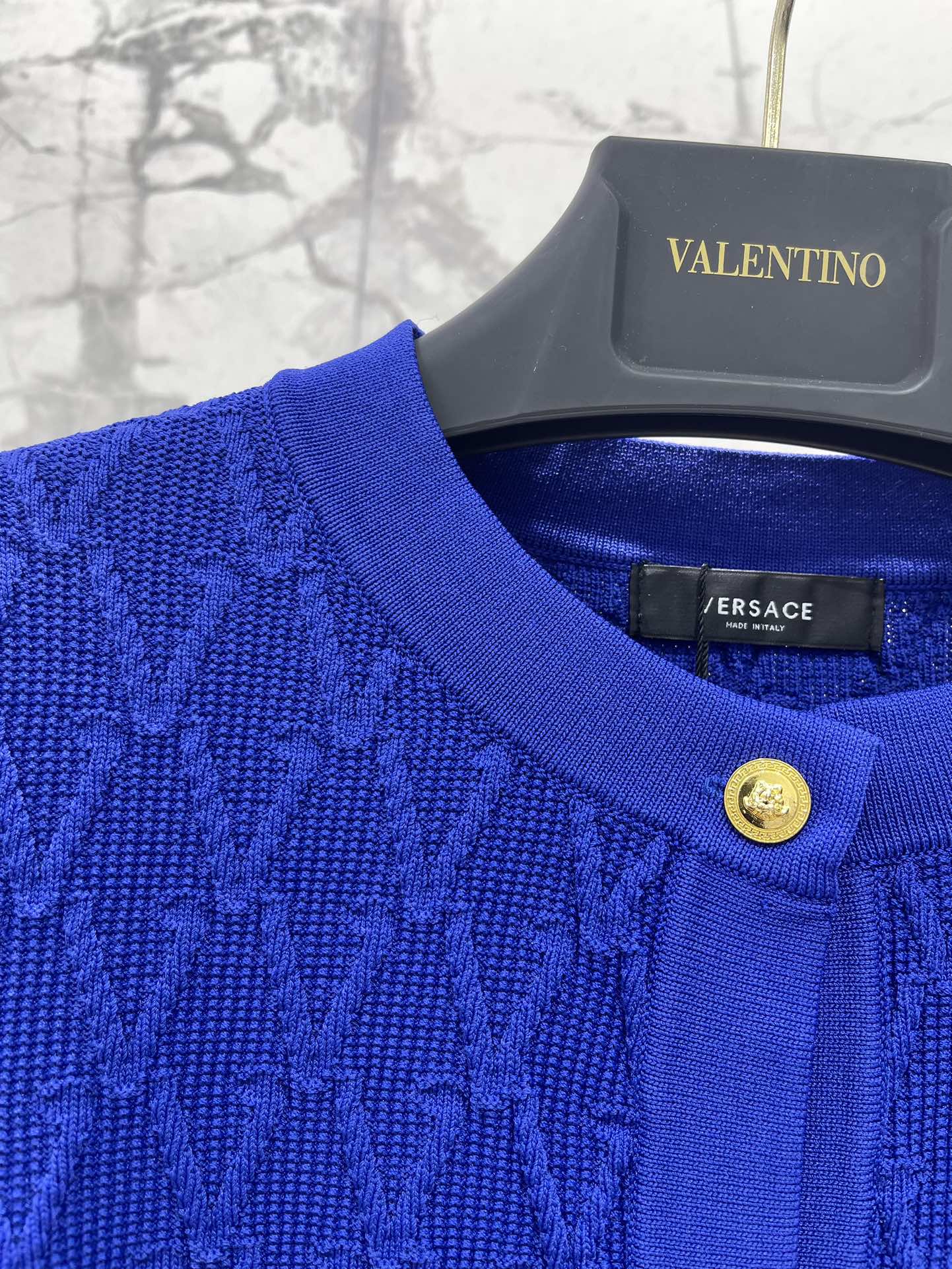 𝗩𝗘𝗥𝗦𝗔𝗖*范思哲精致针织金属扣短款针织开衫细腻的针织纹理惊艳到，摸起来软软糯糯的，就像在抚摸云朵一样