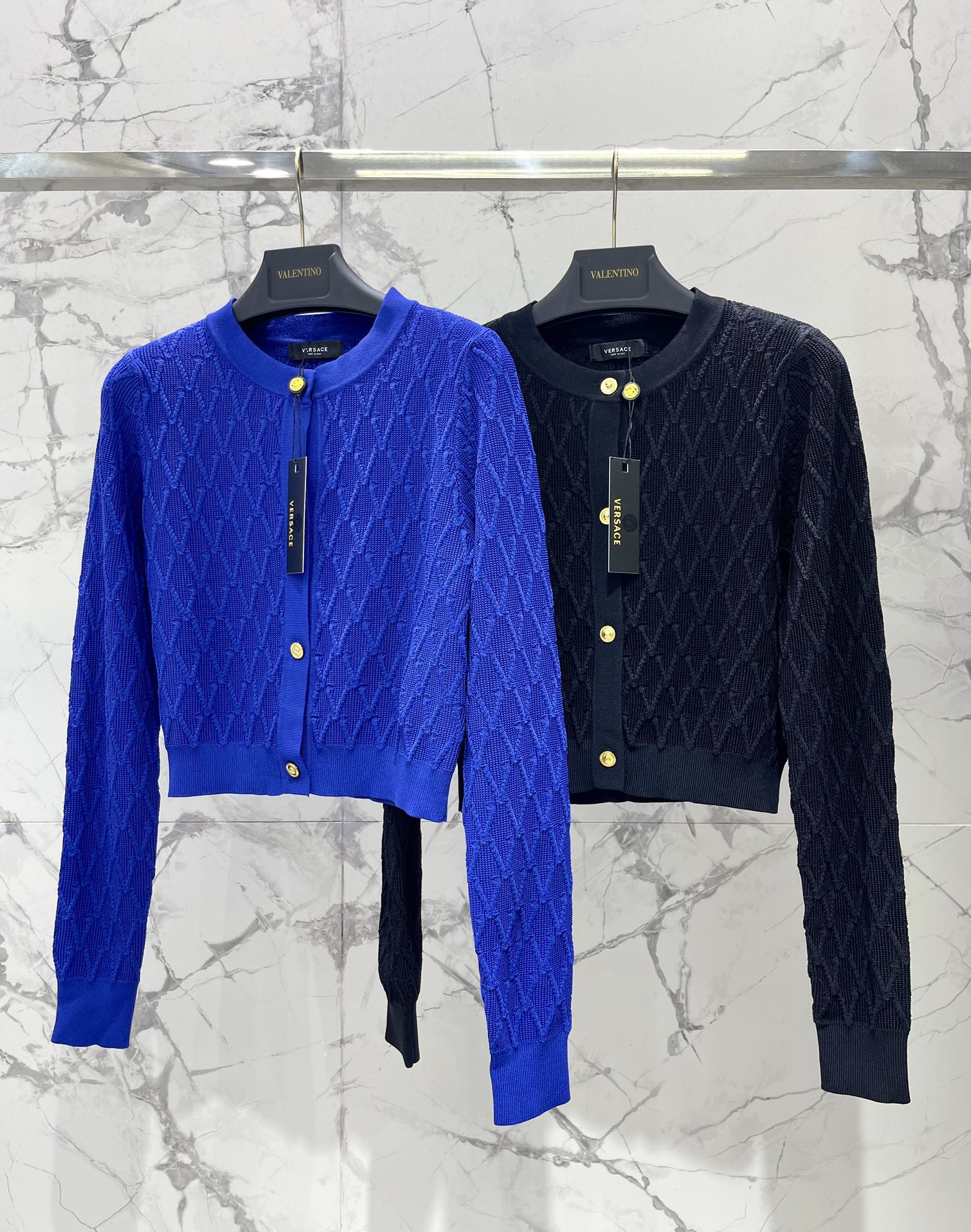 𝗩𝗘𝗥𝗦𝗔𝗖*范思哲精致针织金属扣短款针织开衫细腻的针织纹理惊艳到，摸起来软软糯糯的，就像在抚摸云朵一样