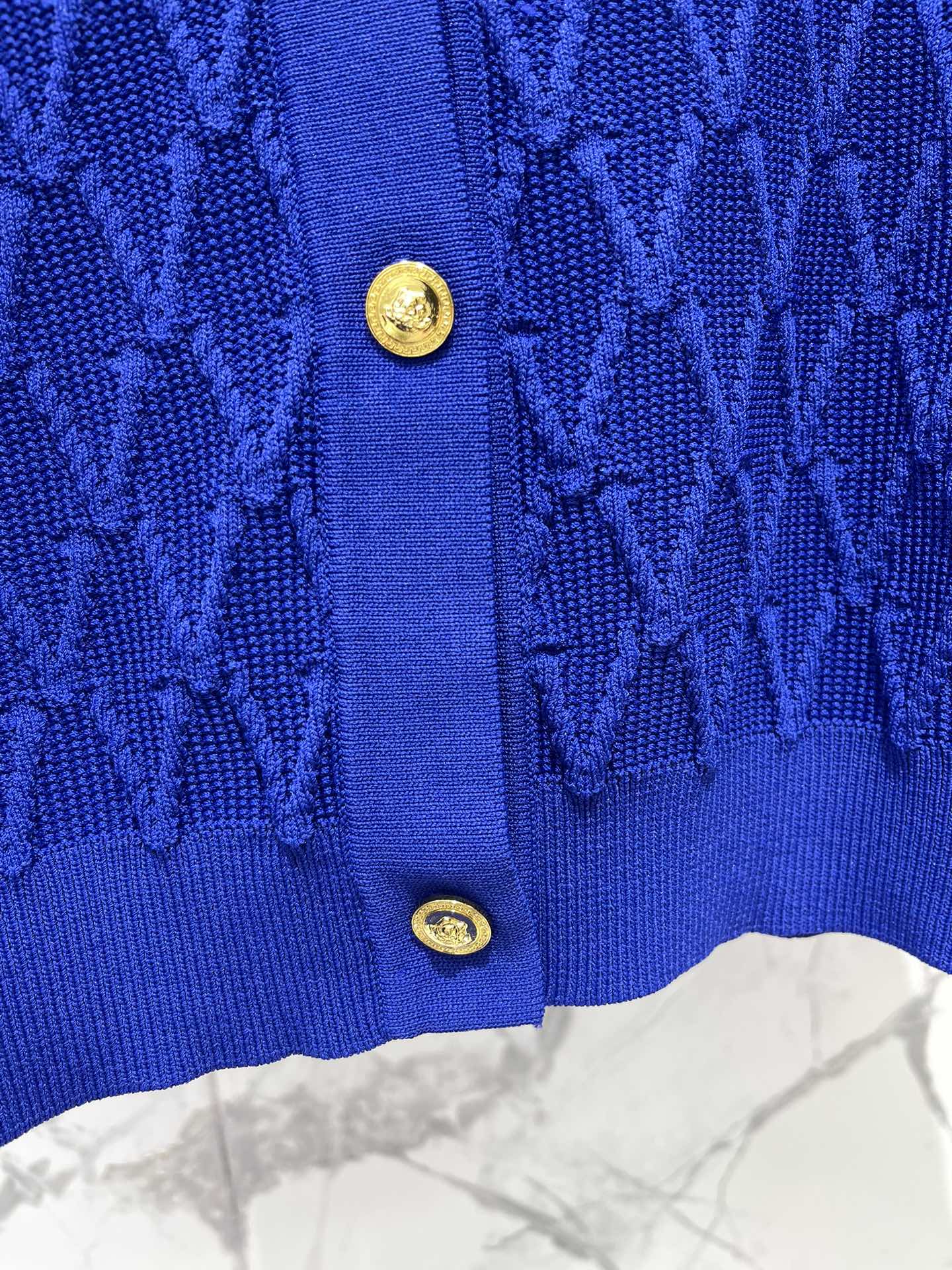 𝗩𝗘𝗥𝗦𝗔𝗖*范思哲精致针织金属扣短款针织开衫细腻的针织纹理惊艳到，摸起来软软糯糯的，就像在抚摸云朵一样