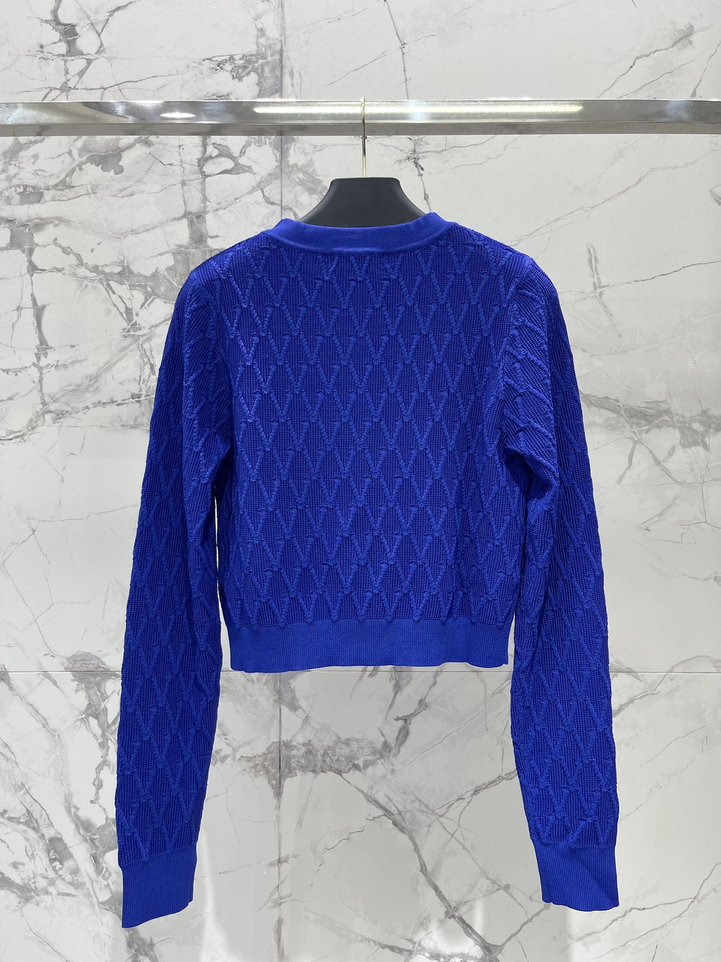 𝗩𝗘𝗥𝗦𝗔𝗖*范思哲精致针织金属扣短款针织开衫细腻的针织纹理惊艳到，摸起来软软糯糯的，就像在抚摸云朵一样