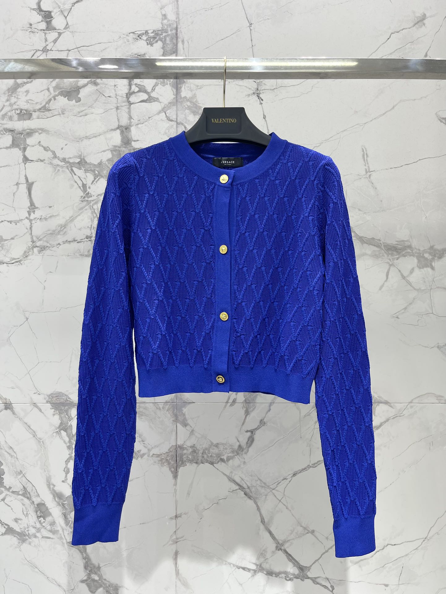 𝗩𝗘𝗥𝗦𝗔𝗖*范思哲精致针织金属扣短款针织开衫细腻的针织纹理惊艳到，摸起来软软糯糯的，就像在抚摸云朵一样