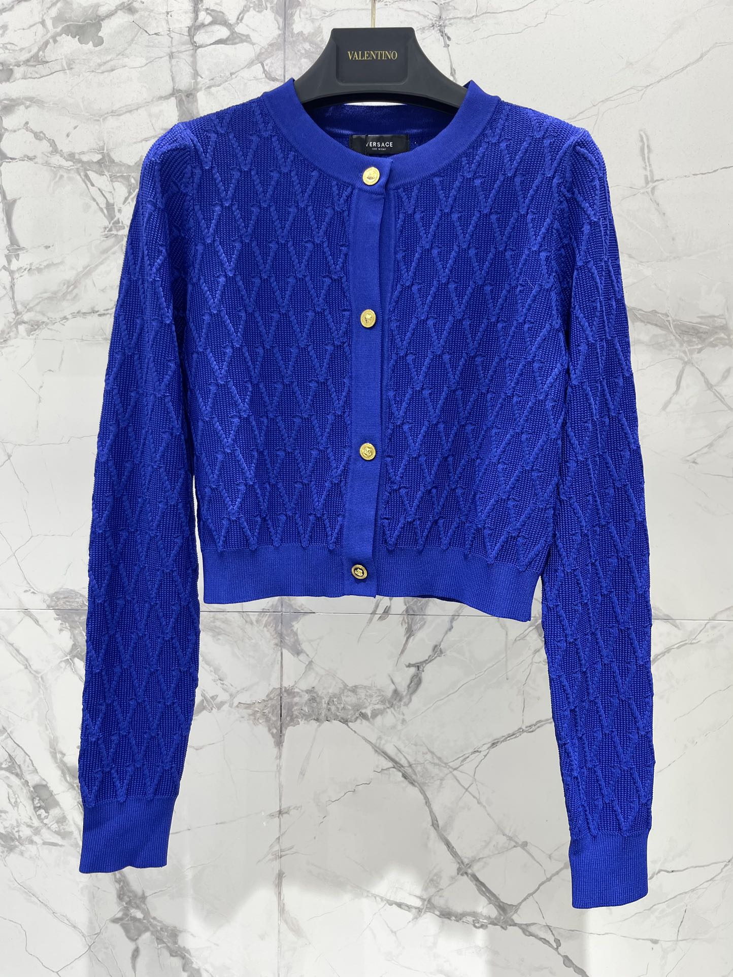 𝗩𝗘𝗥𝗦𝗔𝗖*范思哲精致针织金属扣短款针织开衫细腻的针织纹理惊艳到，摸起来软软糯糯的，就像在抚摸云朵一样