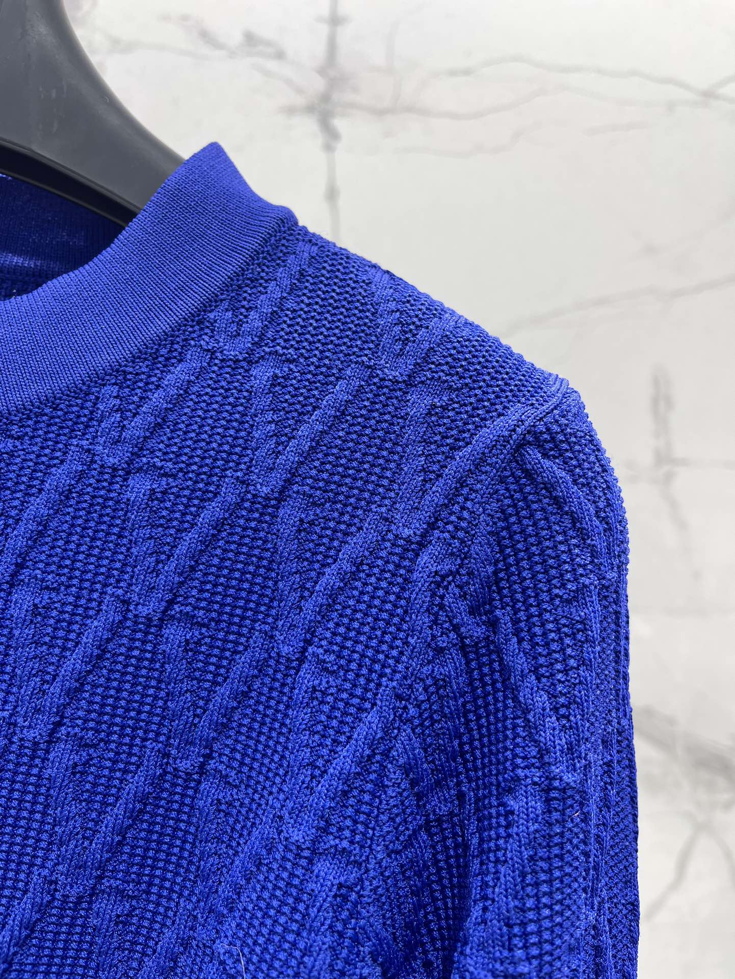 𝗩𝗘𝗥𝗦𝗔𝗖*范思哲精致针织金属扣短款针织开衫细腻的针织纹理惊艳到，摸起来软软糯糯的，就像在抚摸云朵一样