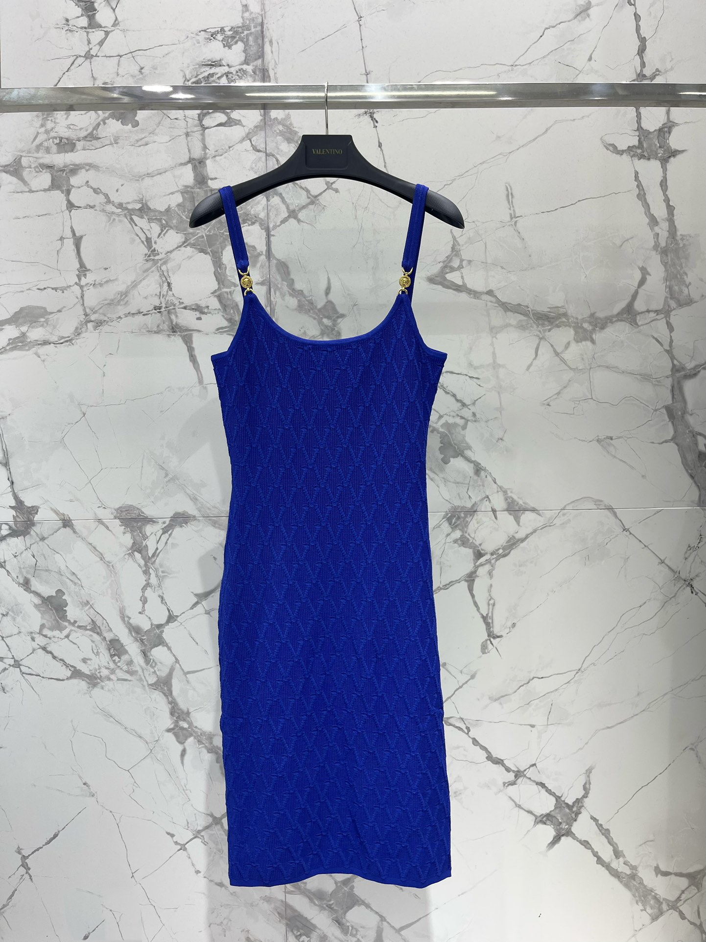 𝗩𝗘𝗥𝗦𝗔𝗖*范思哲女士精饰针织中长连衣裙针织的质感，软糯又不失型格，贴身穿超级舒服，完全不会有扎人的烦