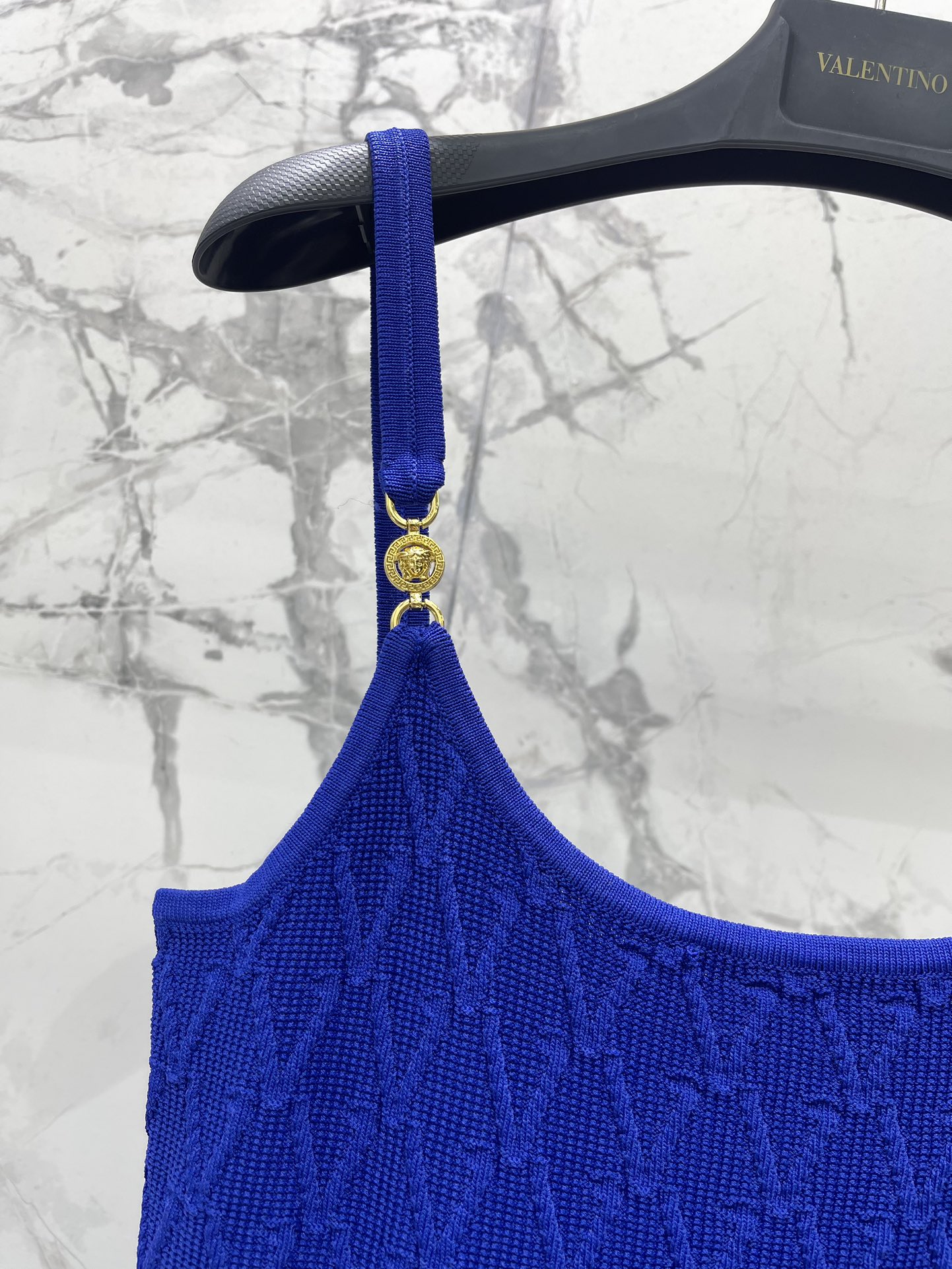 𝗩𝗘𝗥𝗦𝗔𝗖*范思哲女士精饰针织中长连衣裙针织的质感，软糯又不失型格，贴身穿超级舒服，完全不会有扎人的烦