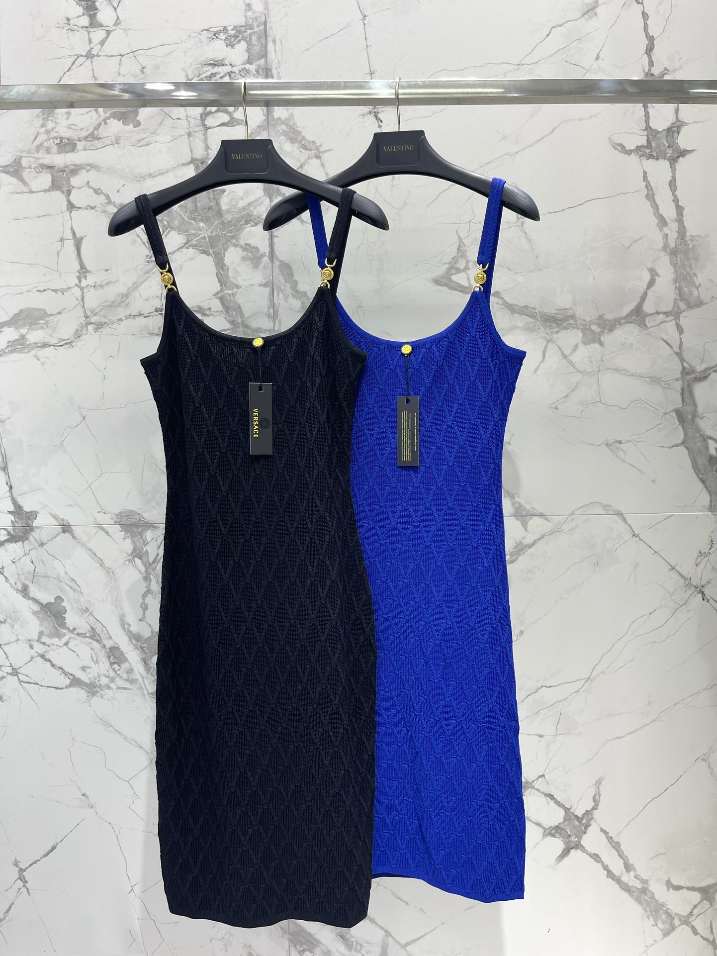 𝗩𝗘𝗥𝗦𝗔𝗖*范思哲女士精饰针织中长连衣裙针织的质感，软糯又不失型格，贴身穿超级舒服，完全不会有扎人的烦