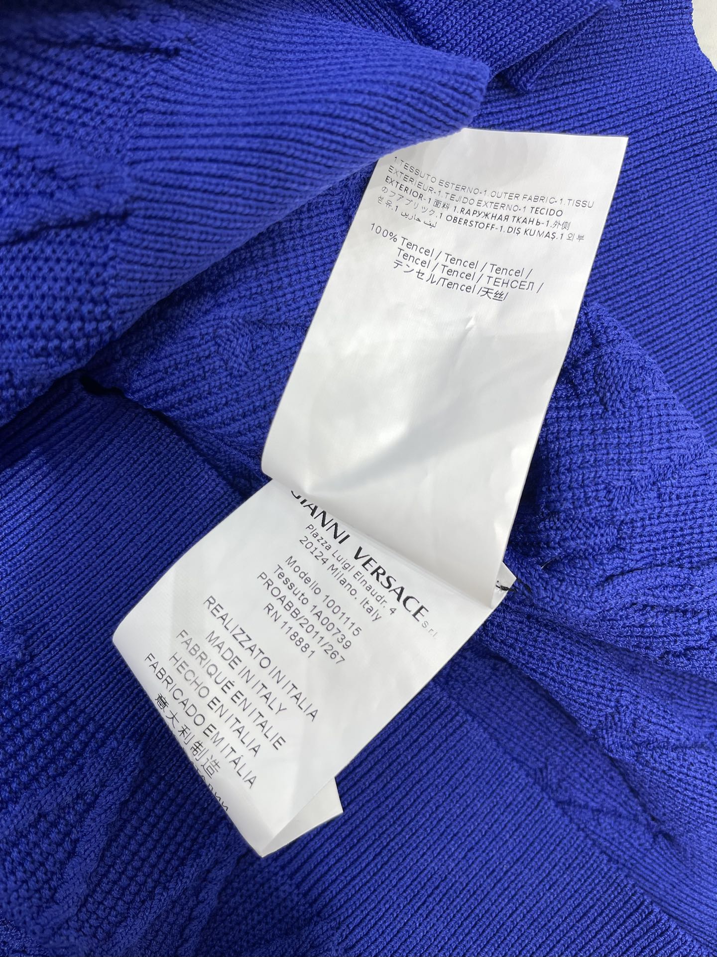 𝗩𝗘𝗥𝗦𝗔𝗖*范思哲女士精饰针织中长连衣裙针织的质感，软糯又不失型格，贴身穿超级舒服，完全不会有扎人的烦