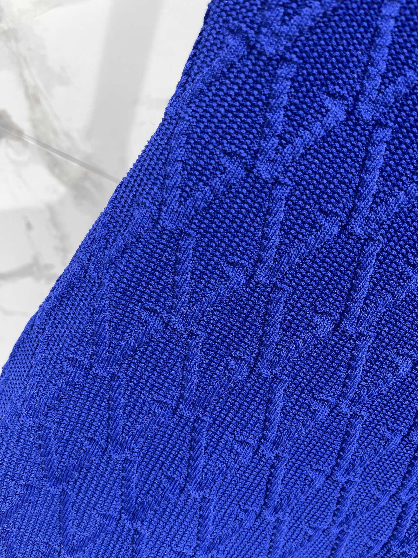 𝗩𝗘𝗥𝗦𝗔𝗖*范思哲女士精饰针织中长连衣裙针织的质感，软糯又不失型格，贴身穿超级舒服，完全不会有扎人的烦