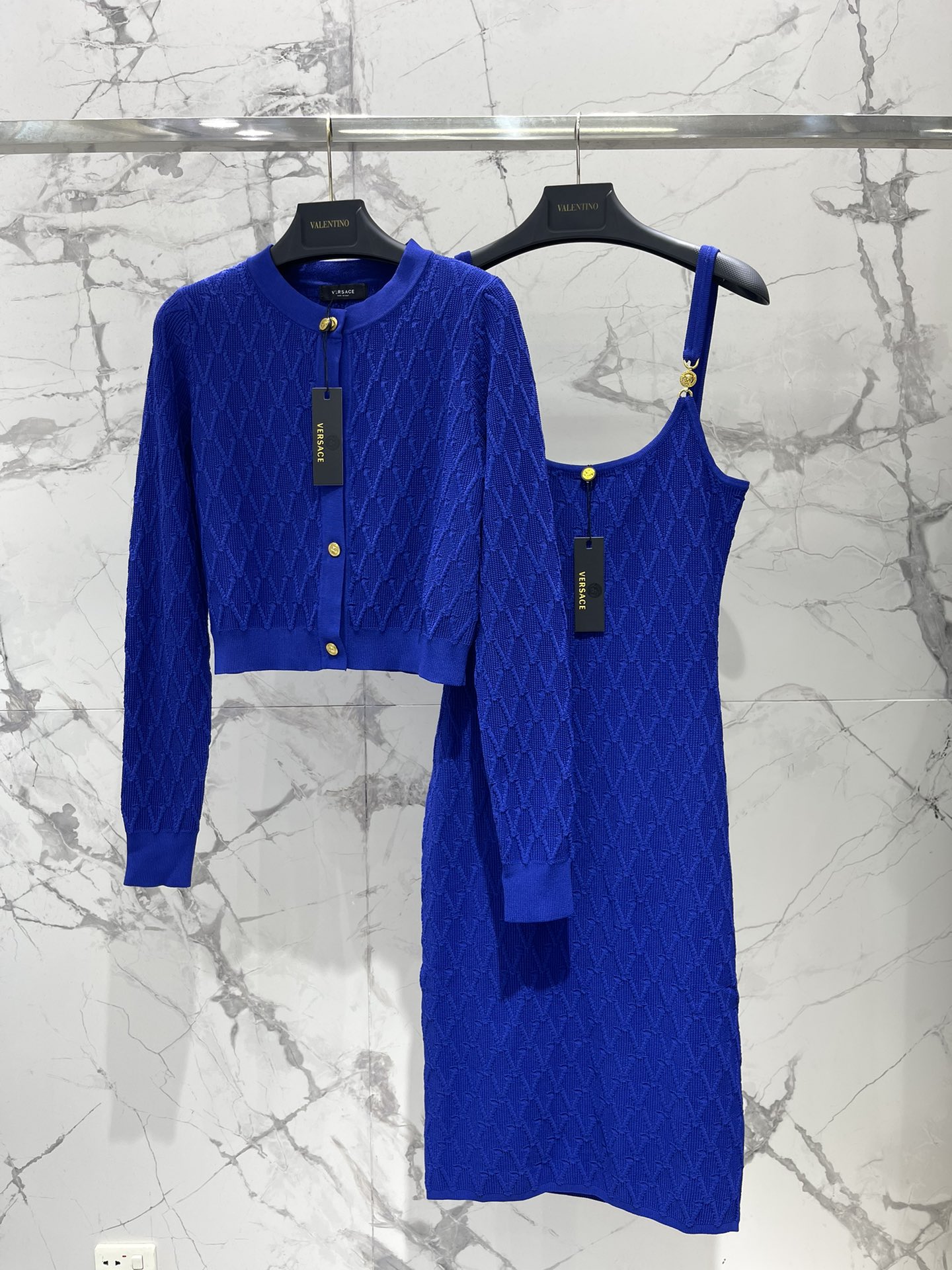 𝗩𝗘𝗥𝗦𝗔𝗖*范思哲女士精饰针织中长连衣裙针织的质感，软糯又不失型格，贴身穿超级舒服，完全不会有扎人的烦