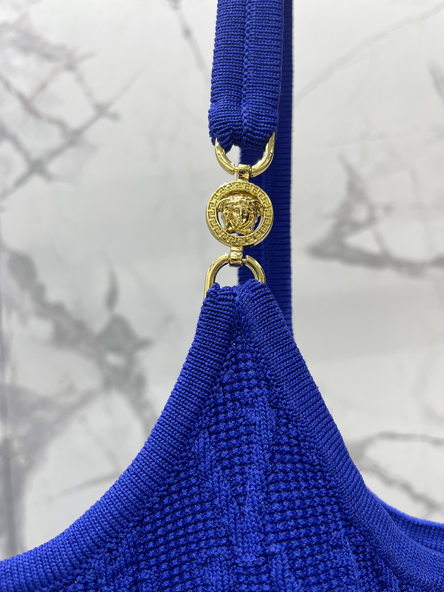 𝗩𝗘𝗥𝗦𝗔𝗖*范思哲女士精饰针织中长连衣裙针织的质感，软糯又不失型格，贴身穿超级舒服，完全不会有扎人的烦