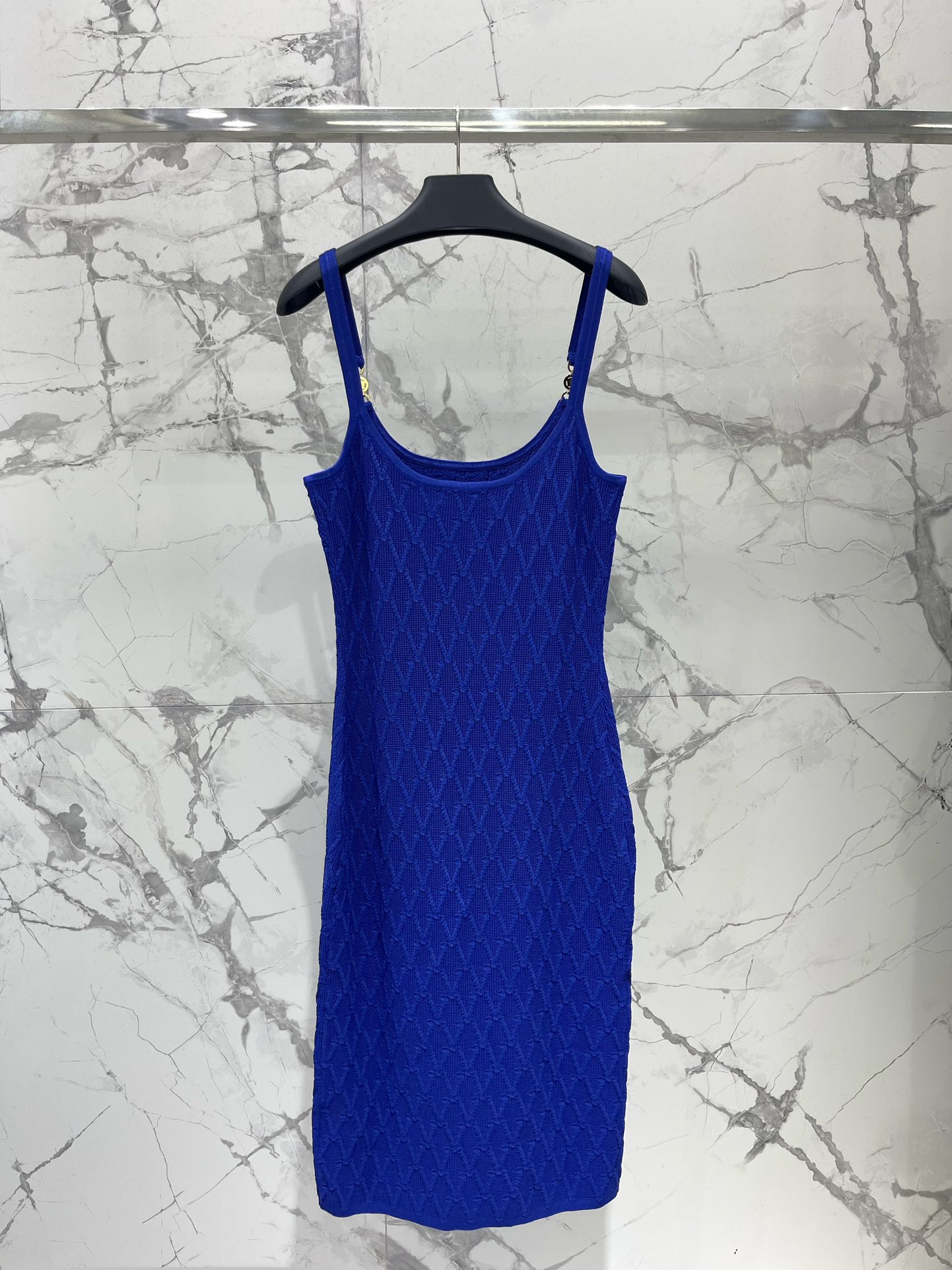 𝗩𝗘𝗥𝗦𝗔𝗖*范思哲女士精饰针织中长连衣裙针织的质感，软糯又不失型格，贴身穿超级舒服，完全不会有扎人的烦