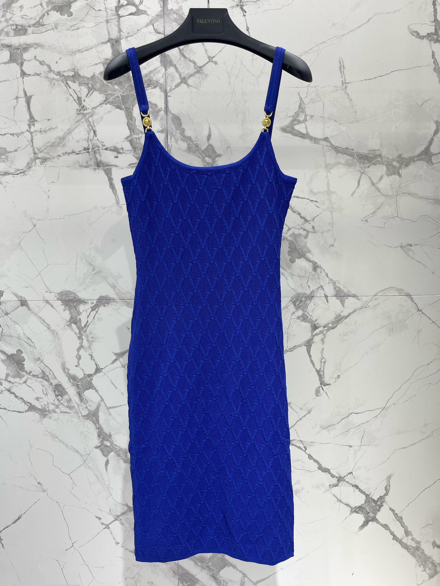 𝗩𝗘𝗥𝗦𝗔𝗖*范思哲女士精饰针织中长连衣裙针织的质感，软糯又不失型格，贴身穿超级舒服，完全不会有扎人的烦