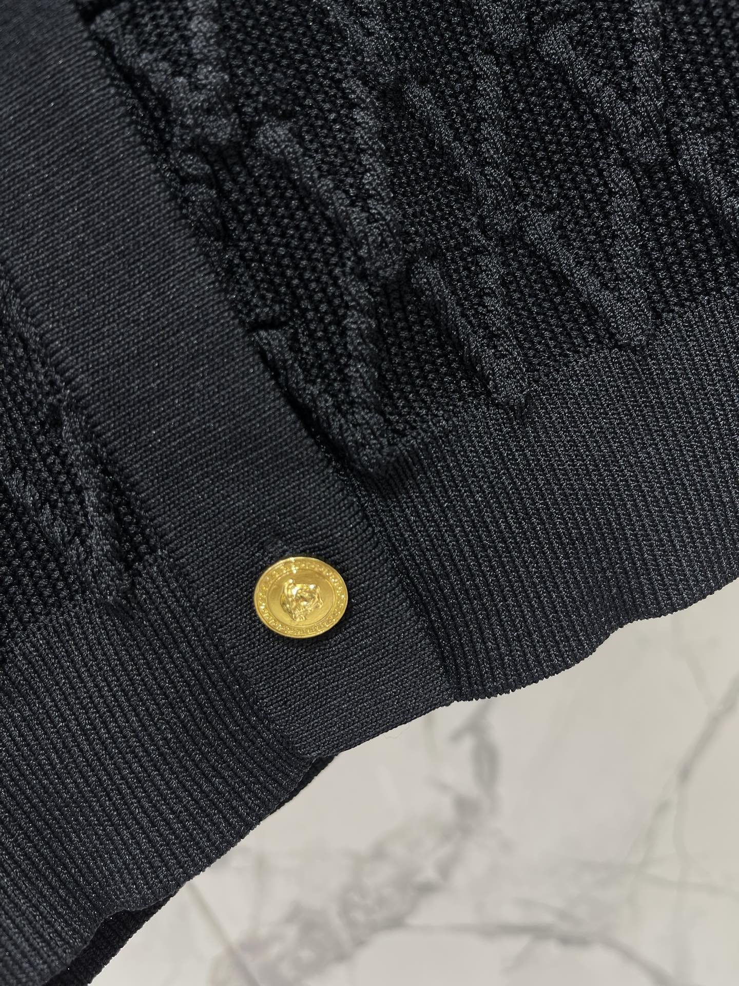 𝗩𝗘𝗥𝗦𝗔𝗖*范思哲精致针织金属扣短款针织开衫细腻的针织纹理惊艳到，摸起来软软糯糯的，就像在抚摸云朵一样