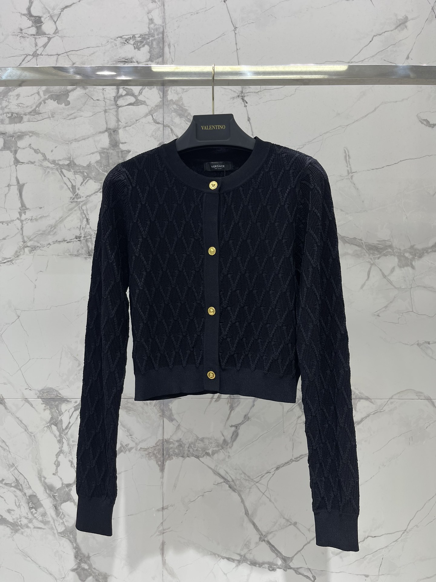 𝗩𝗘𝗥𝗦𝗔𝗖*范思哲精致针织金属扣短款针织开衫细腻的针织纹理惊艳到，摸起来软软糯糯的，就像在抚摸云朵一样