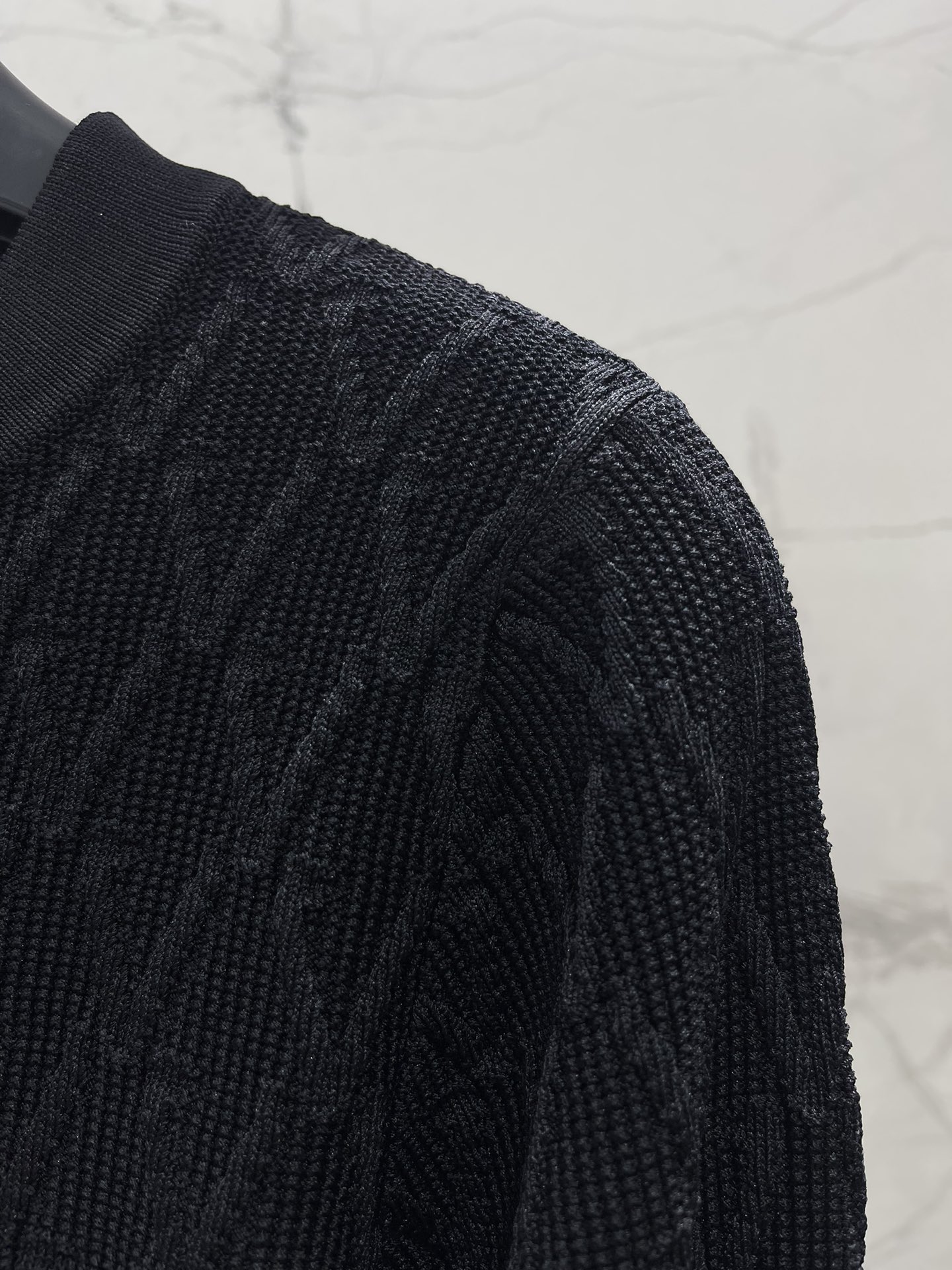 𝗩𝗘𝗥𝗦𝗔𝗖*范思哲精致针织金属扣短款针织开衫细腻的针织纹理惊艳到，摸起来软软糯糯的，就像在抚摸云朵一样