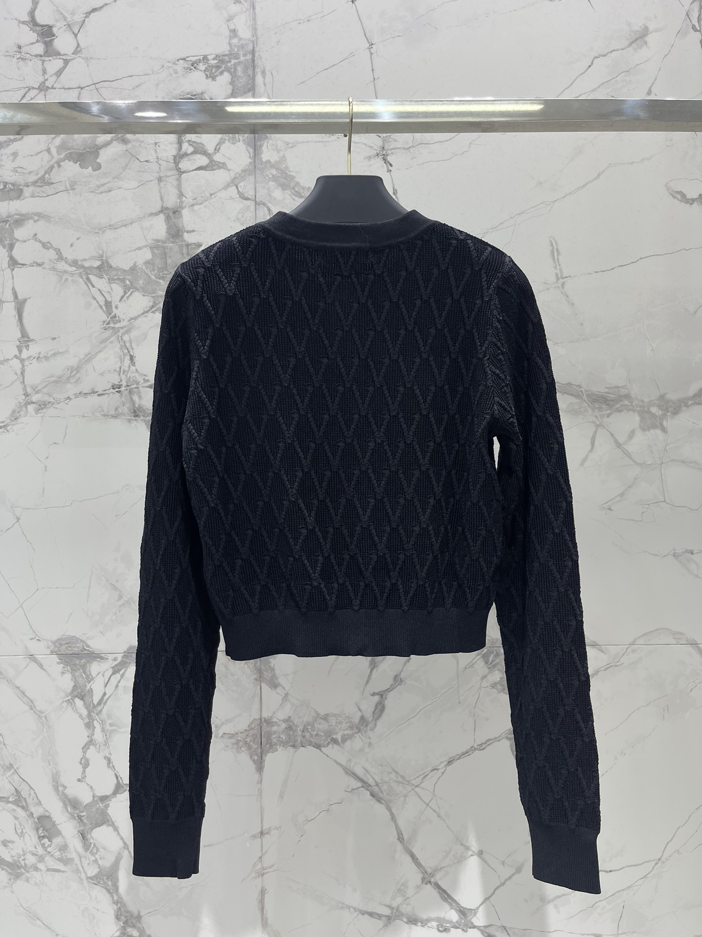 𝗩𝗘𝗥𝗦𝗔𝗖*范思哲精致针织金属扣短款针织开衫细腻的针织纹理惊艳到，摸起来软软糯糯的，就像在抚摸云朵一样