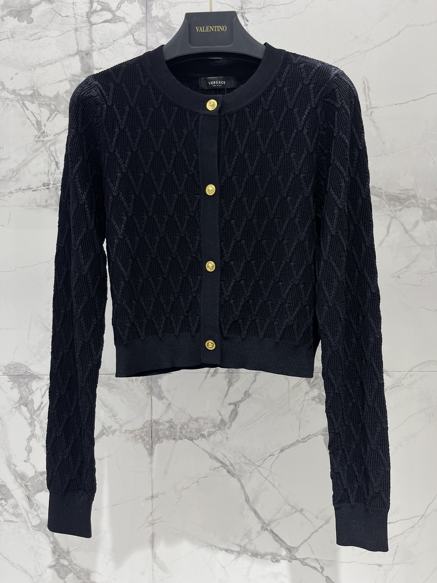 𝗩𝗘𝗥𝗦𝗔𝗖*范思哲精致针织金属扣短款针织开衫细腻的针织纹理惊艳到，摸起来软软糯糯的，就像在抚摸云朵一样