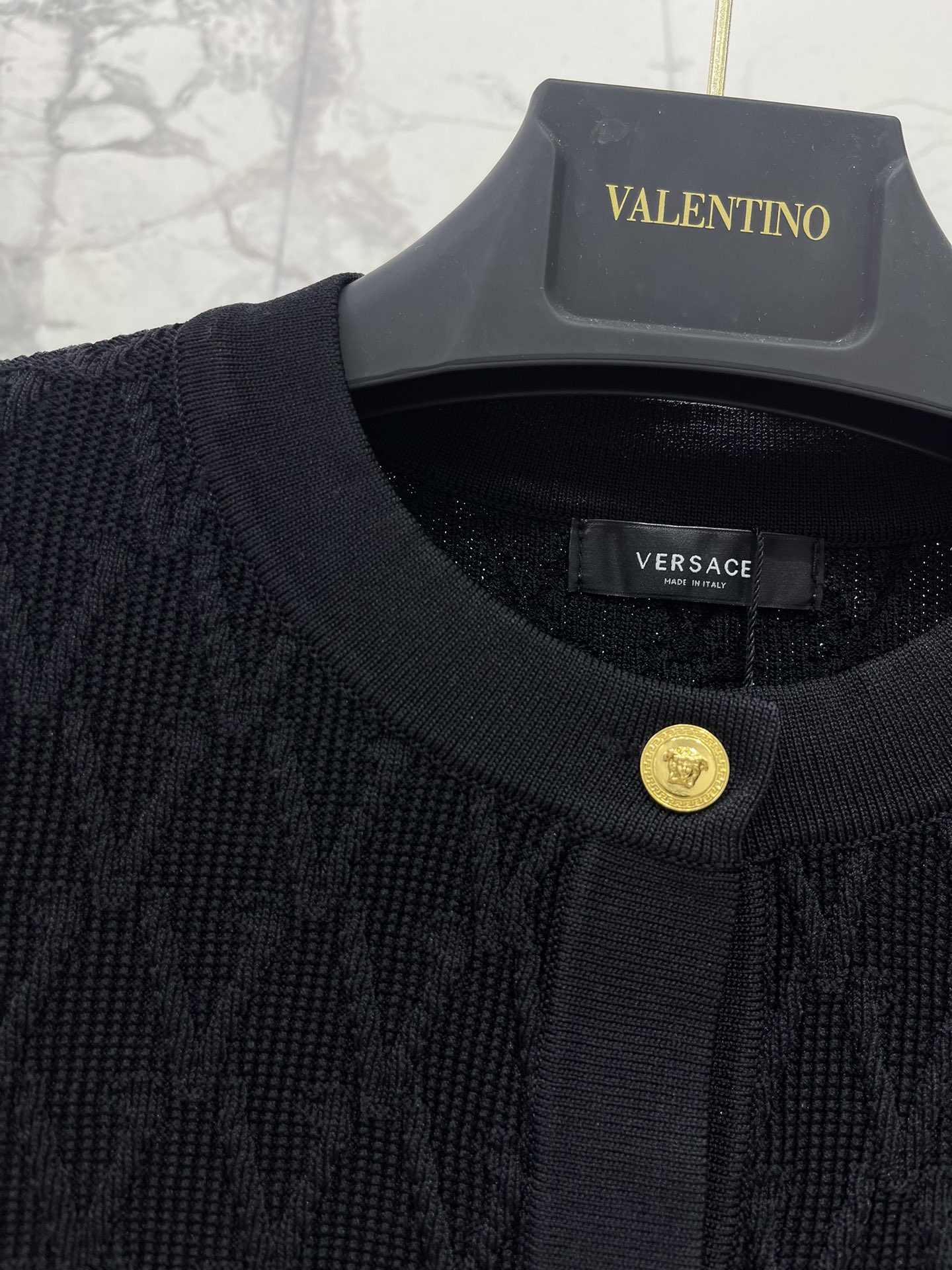 𝗩𝗘𝗥𝗦𝗔𝗖*范思哲精致针织金属扣短款针织开衫细腻的针织纹理惊艳到，摸起来软软糯糯的，就像在抚摸云朵一样