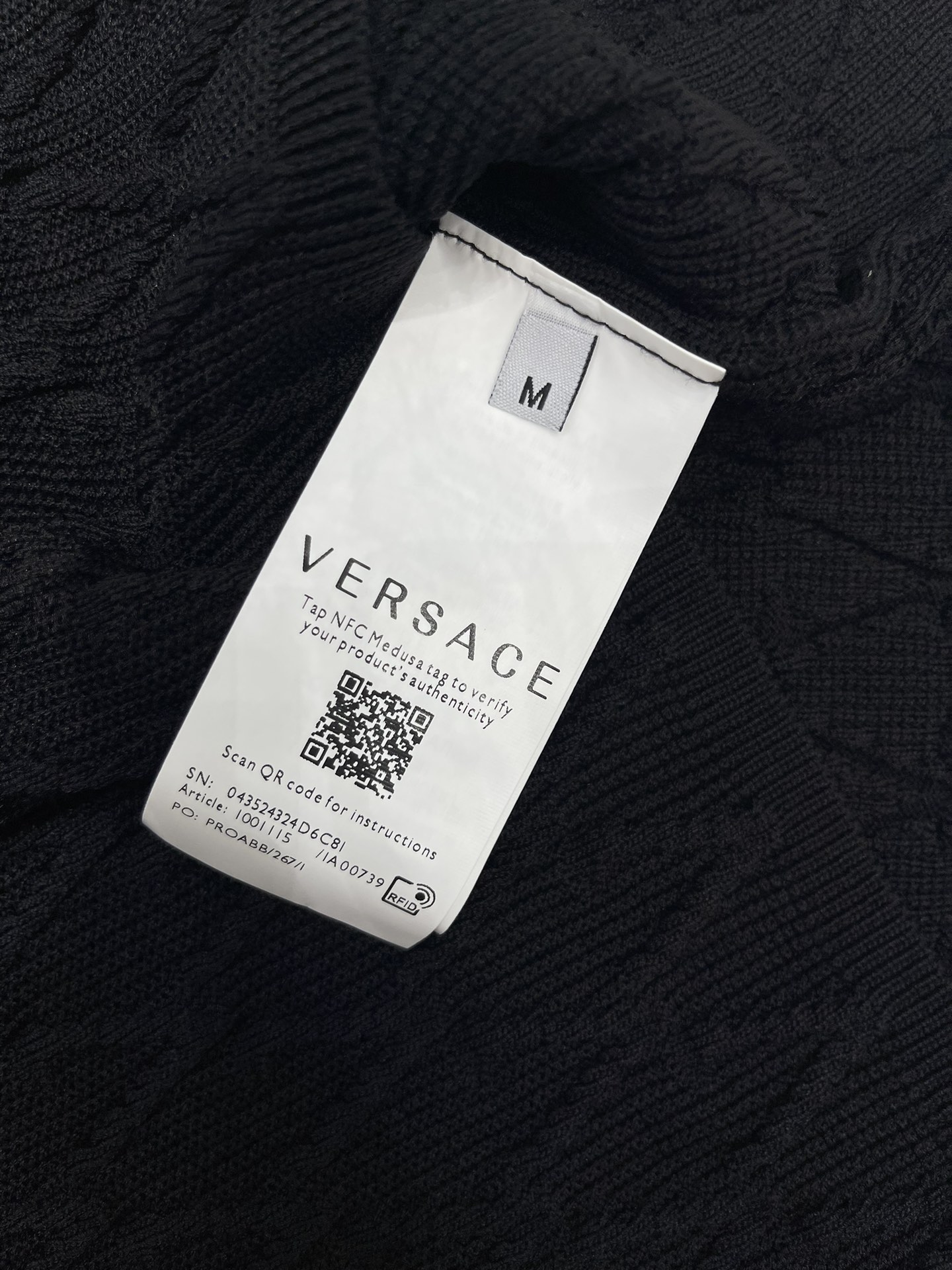 𝗩𝗘𝗥𝗦𝗔𝗖*范思哲女士精饰针织中长连衣裙针织的质感，软糯又不失型格，贴身穿超级舒服，完全不会有扎人的烦