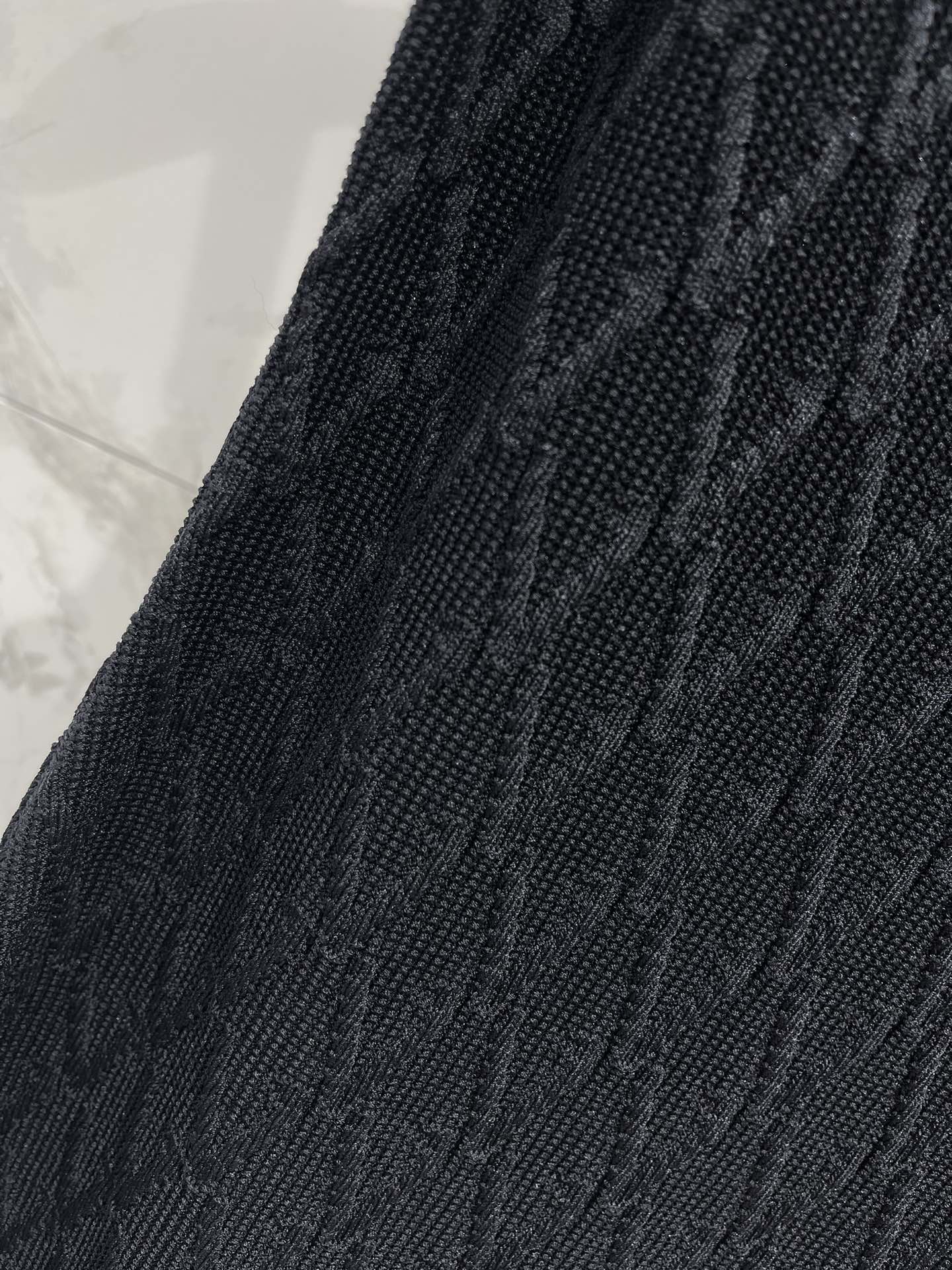 𝗩𝗘𝗥𝗦𝗔𝗖*范思哲女士精饰针织中长连衣裙针织的质感，软糯又不失型格，贴身穿超级舒服，完全不会有扎人的烦