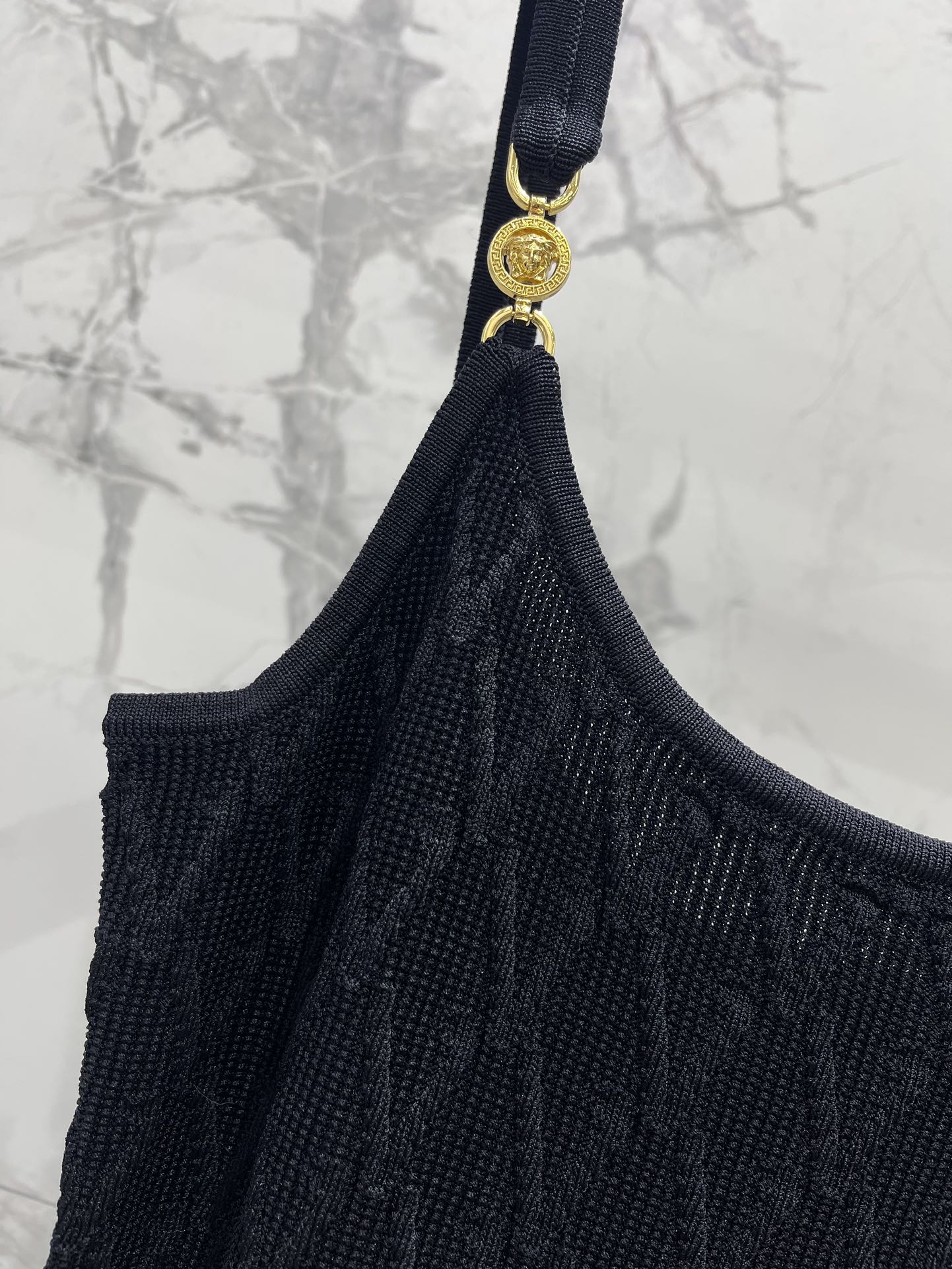 𝗩𝗘𝗥𝗦𝗔𝗖*范思哲女士精饰针织中长连衣裙针织的质感，软糯又不失型格，贴身穿超级舒服，完全不会有扎人的烦