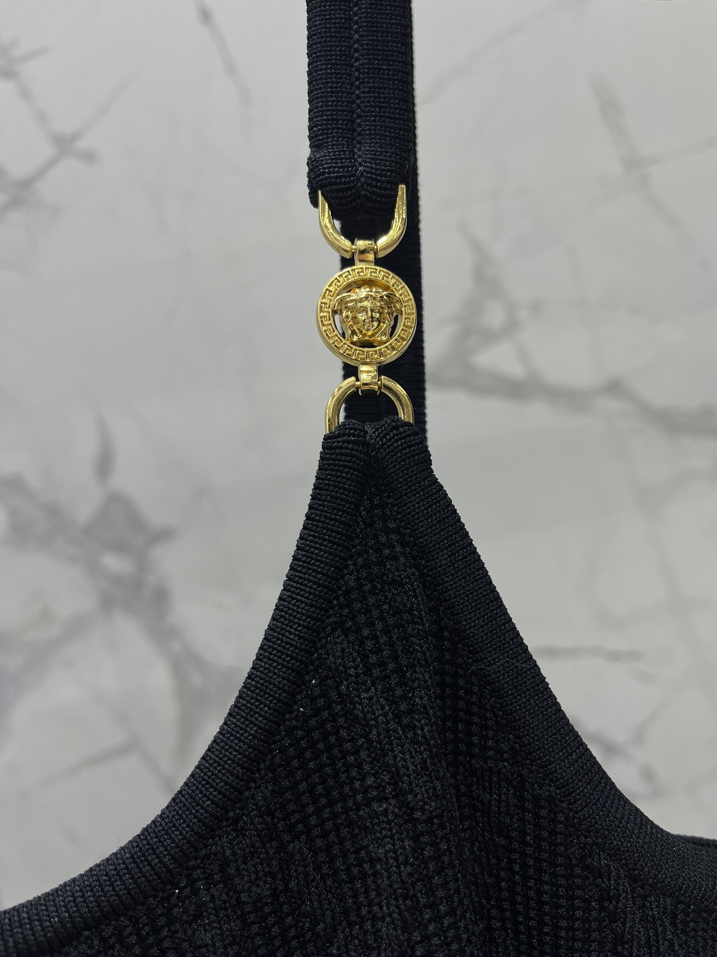 𝗩𝗘𝗥𝗦𝗔𝗖*范思哲女士精饰针织中长连衣裙针织的质感，软糯又不失型格，贴身穿超级舒服，完全不会有扎人的烦