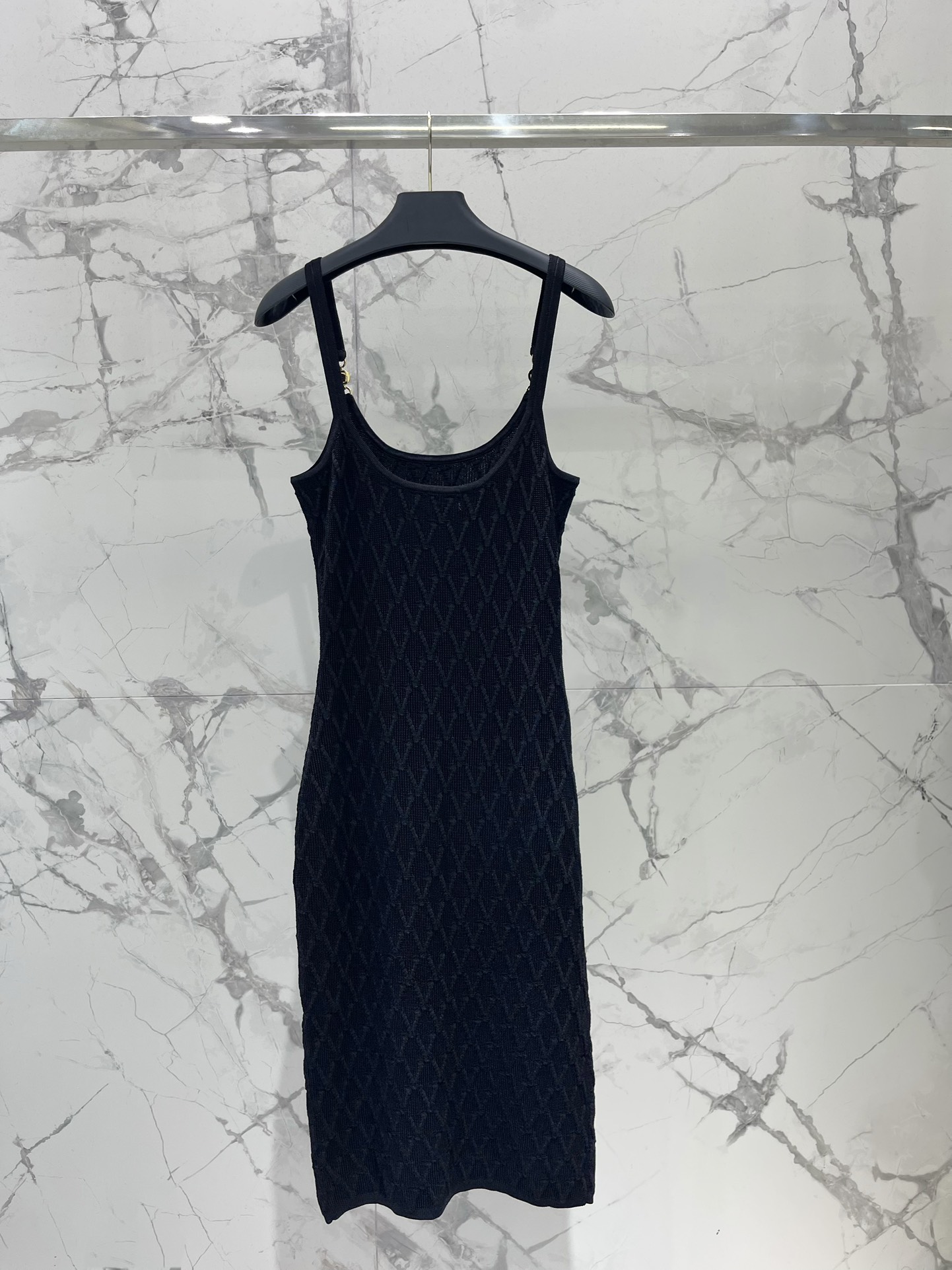 𝗩𝗘𝗥𝗦𝗔𝗖*范思哲女士精饰针织中长连衣裙针织的质感，软糯又不失型格，贴身穿超级舒服，完全不会有扎人的烦