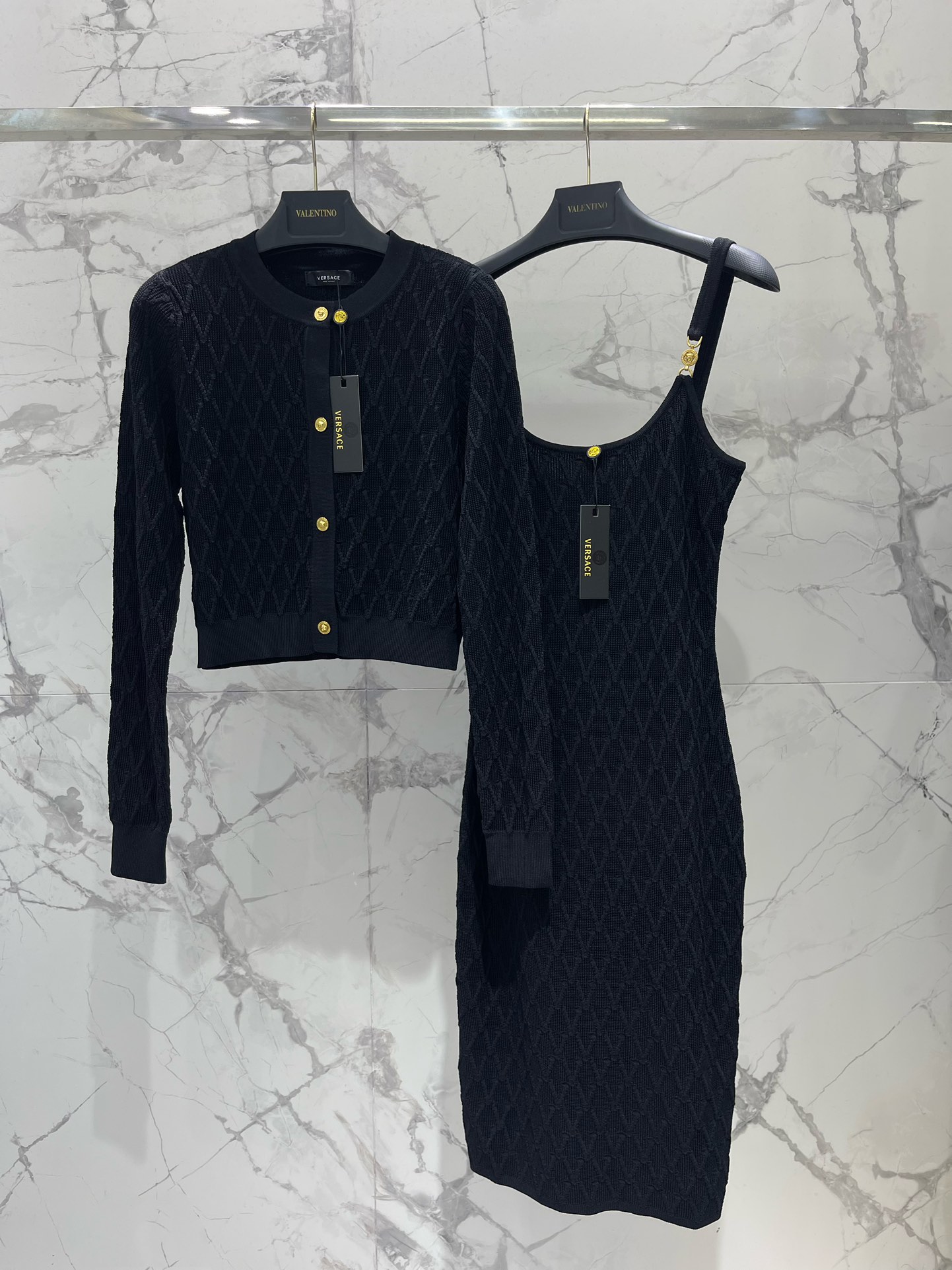 𝗩𝗘𝗥𝗦𝗔𝗖*范思哲女士精饰针织中长连衣裙针织的质感，软糯又不失型格，贴身穿超级舒服，完全不会有扎人的烦