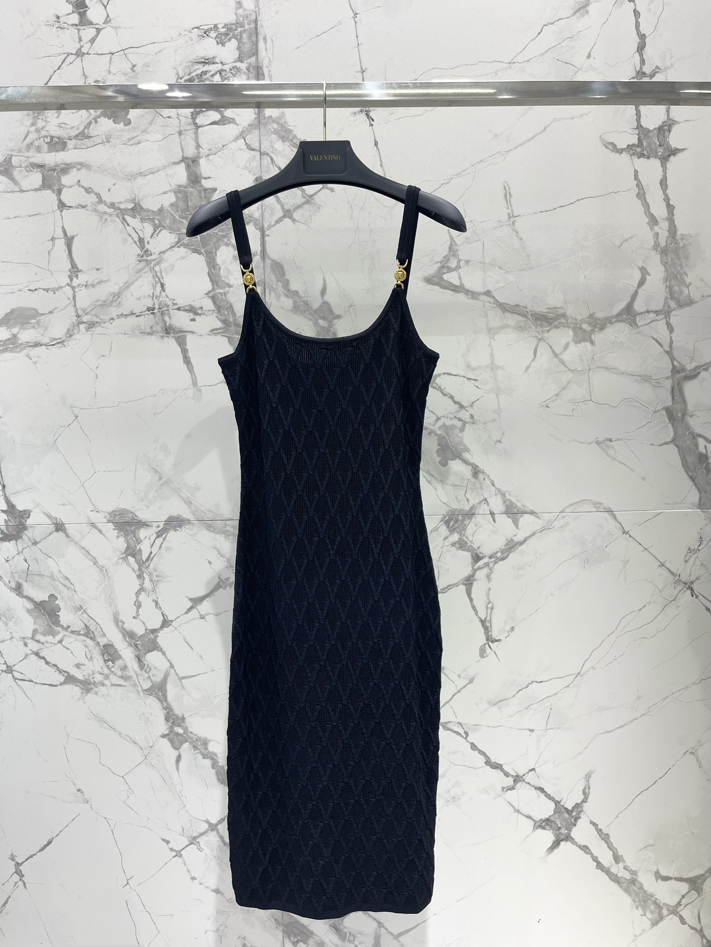 𝗩𝗘𝗥𝗦𝗔𝗖*范思哲女士精饰针织中长连衣裙针织的质感，软糯又不失型格，贴身穿超级舒服，完全不会有扎人的烦