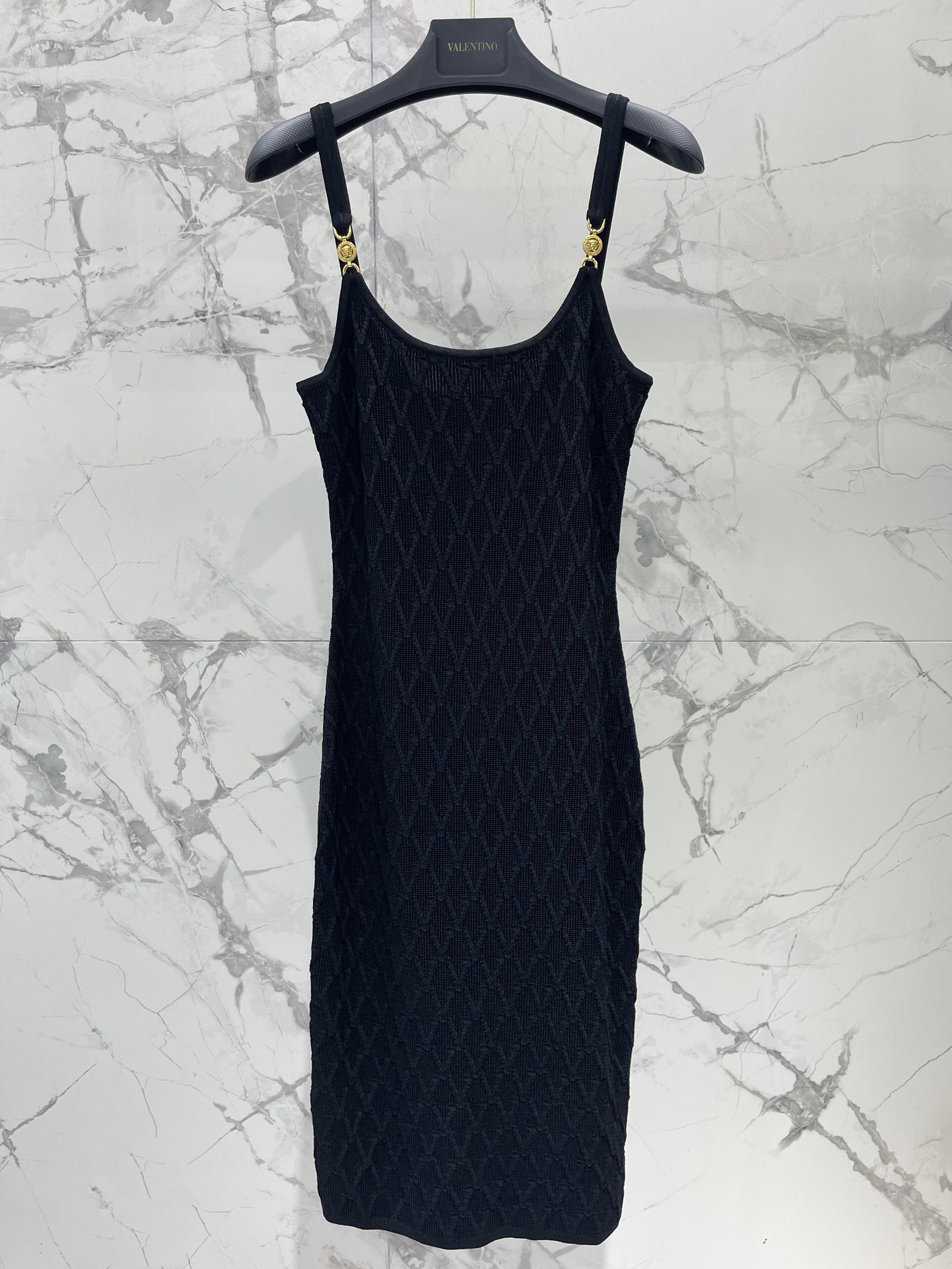 𝗩𝗘𝗥𝗦𝗔𝗖*范思哲女士精饰针织中长连衣裙针织的质感，软糯又不失型格，贴身穿超级舒服，完全不会有扎人的烦